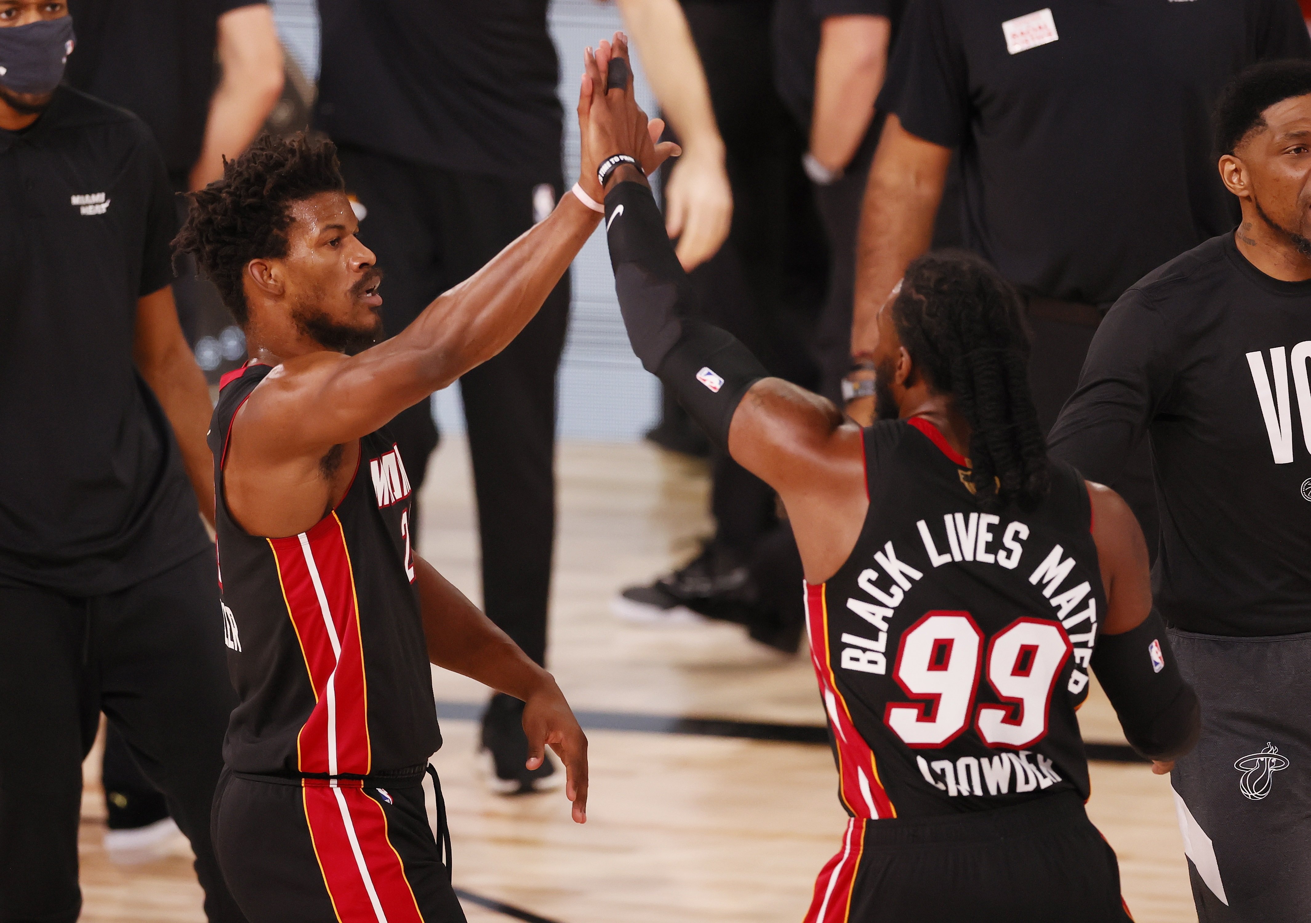 Jimmy Butler conduce a los Heat a la primera victoria contra los Lakers