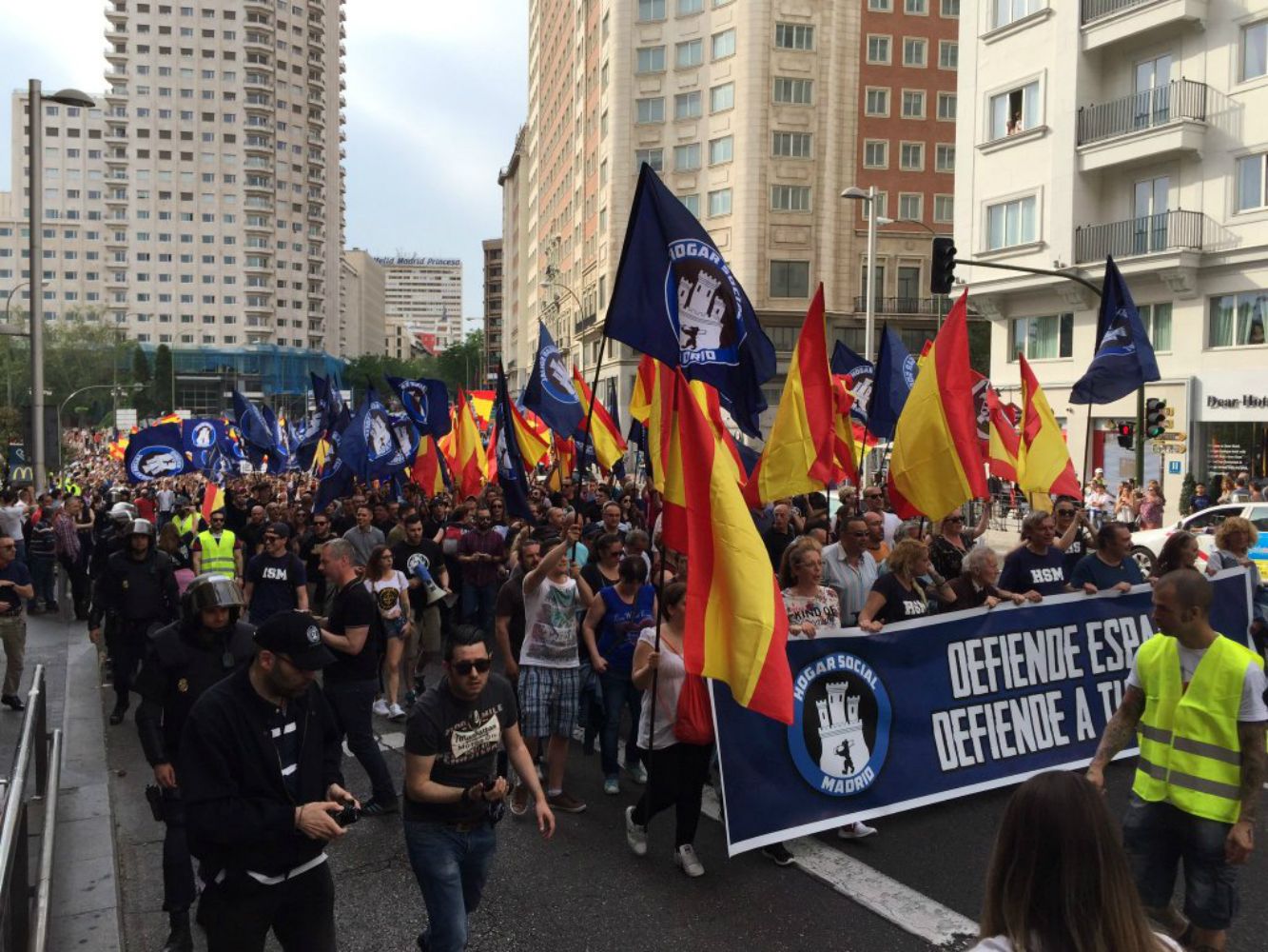 Centenares de personas en la manifestación ultra del Hogar Social Madrid