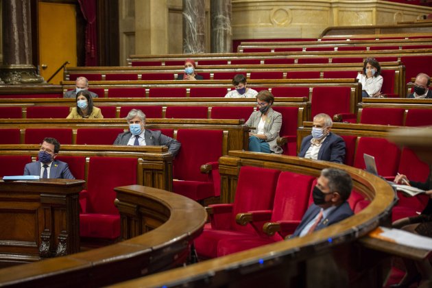 Ple Covid Coronavirus  Parlament Hemicicle diputats mascareta - Sergi Alcazar