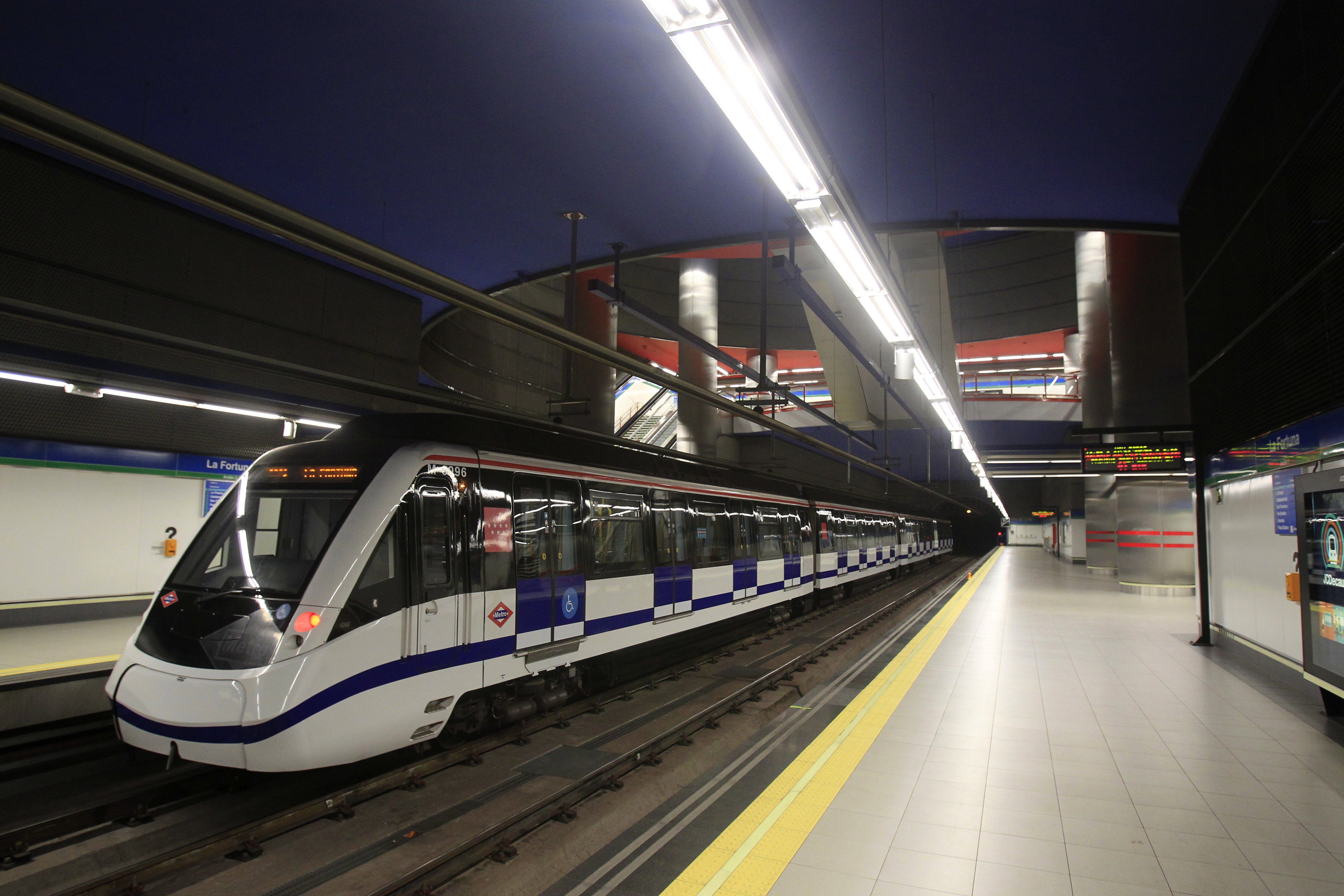 Un menor perd les cames en pujar entre dos vagons del metro de Madrid