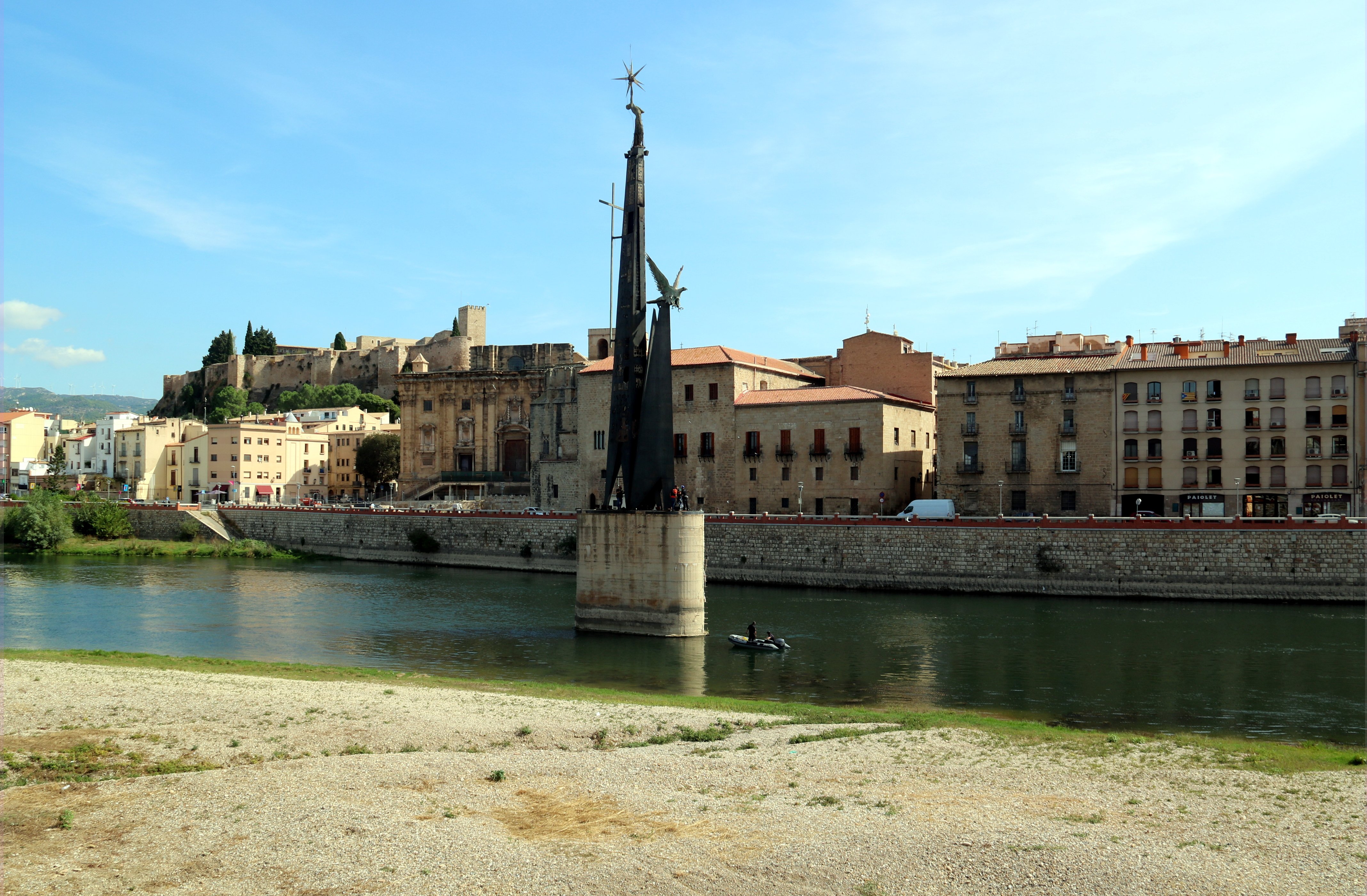 Què està passant amb el monument franquista de l'Ebre?