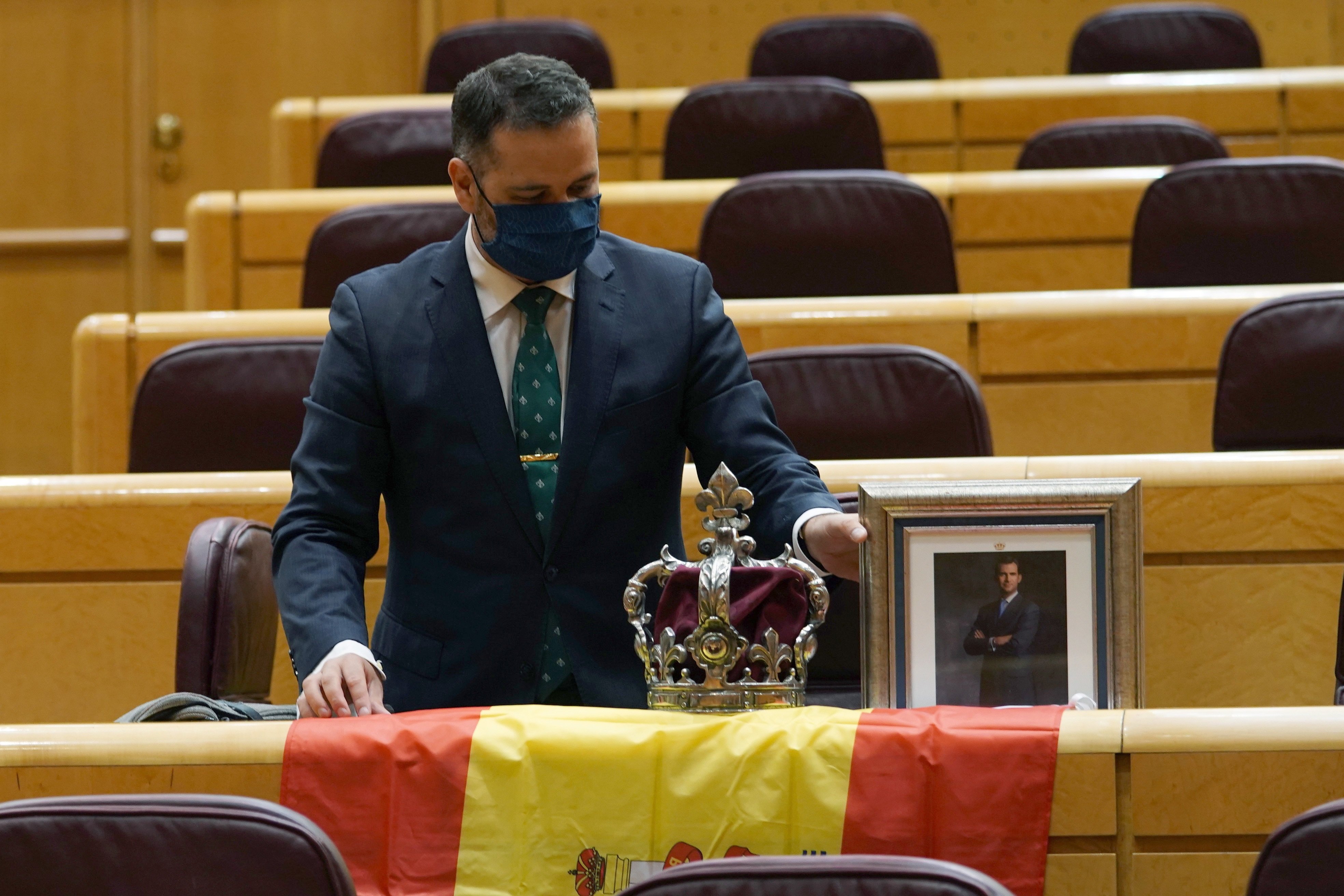 El recibimiento de un senador del PP a Iglesias: bandera, corona y retrato