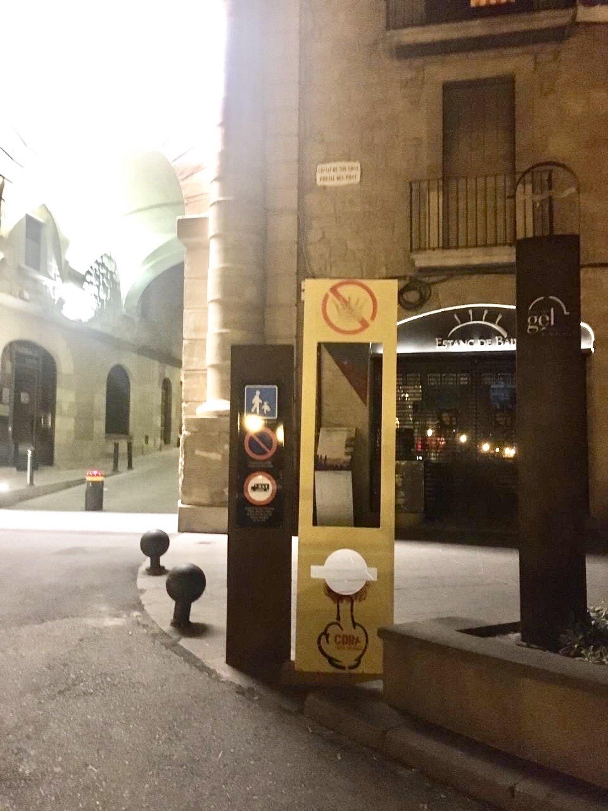 Els CDR instal·len 'guillotines' per la visita de Felip VI