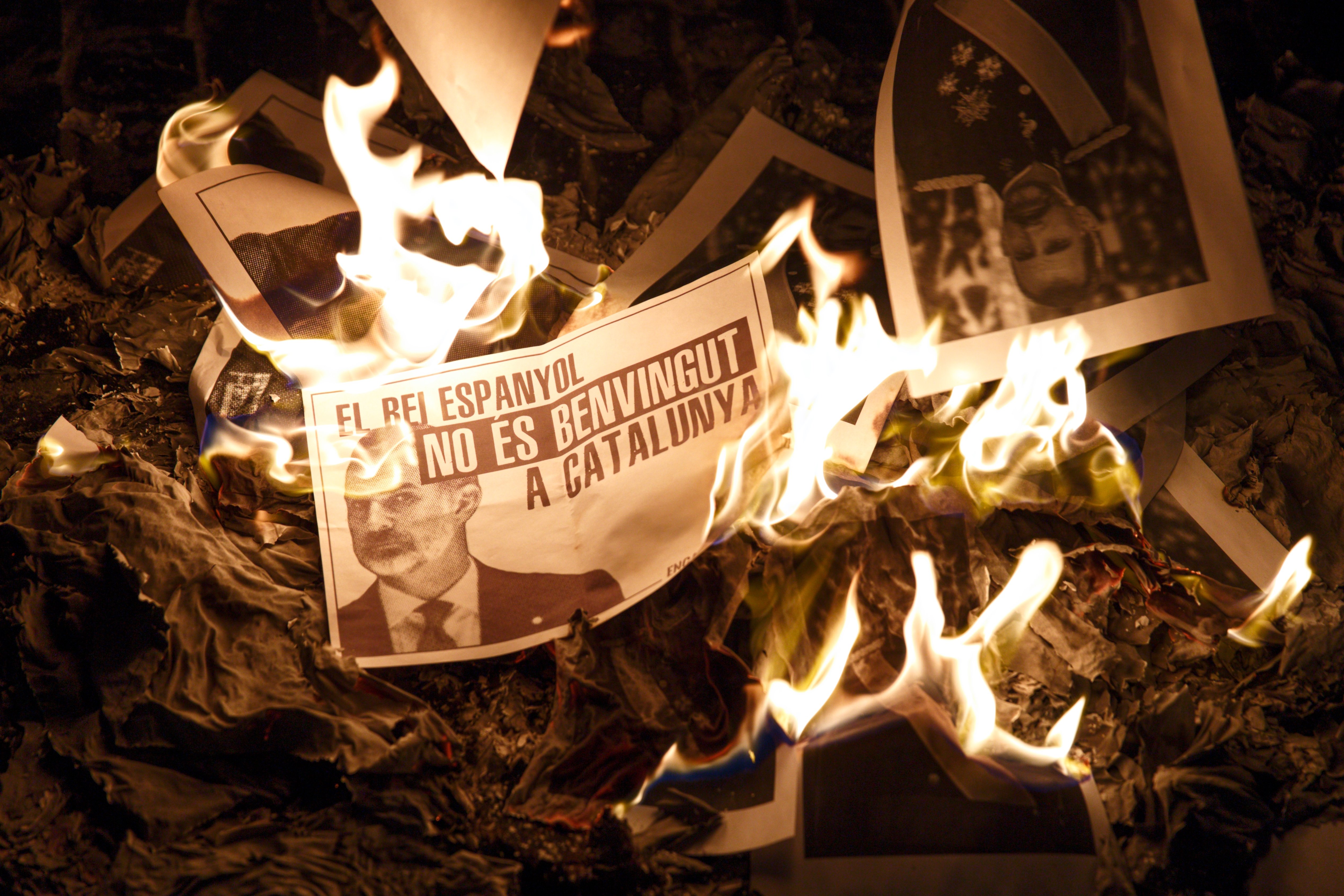 Crema massiva de fotos de Felip VI arreu de Catalunya