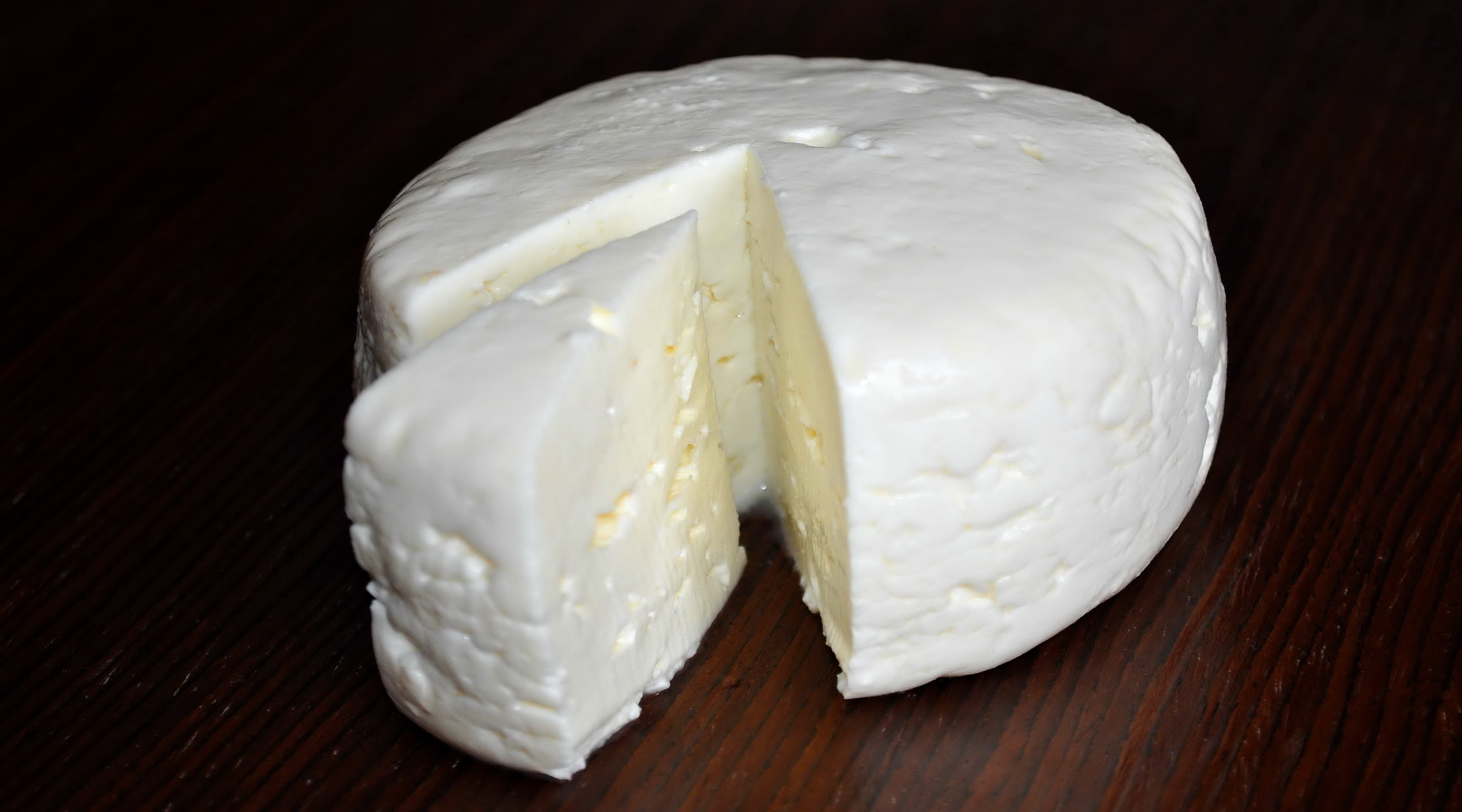 Приготовить козий сыр домашних. Сыр белый круглый. Сыр козий. Сыр крупно. Домашний сыр с коз его молока с лимонкой.