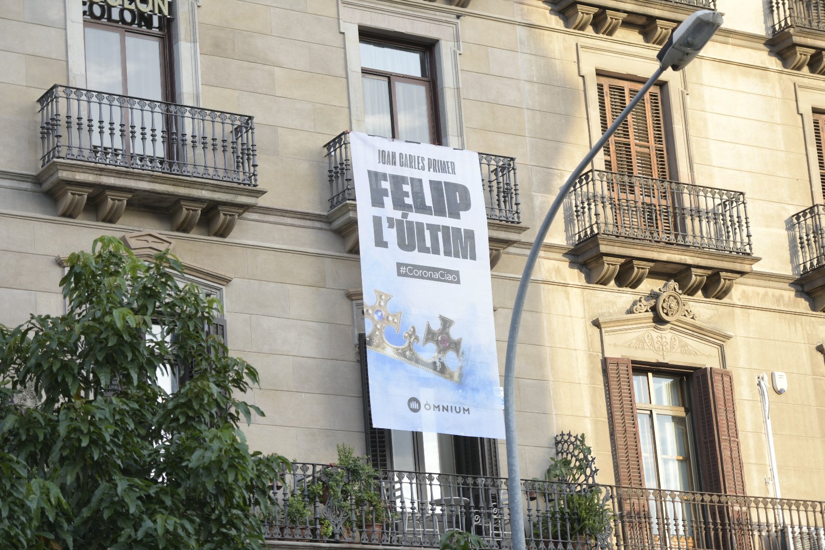 Los Mossos hacen retirar la pancarta de Òmnium "Felipe, el último"
