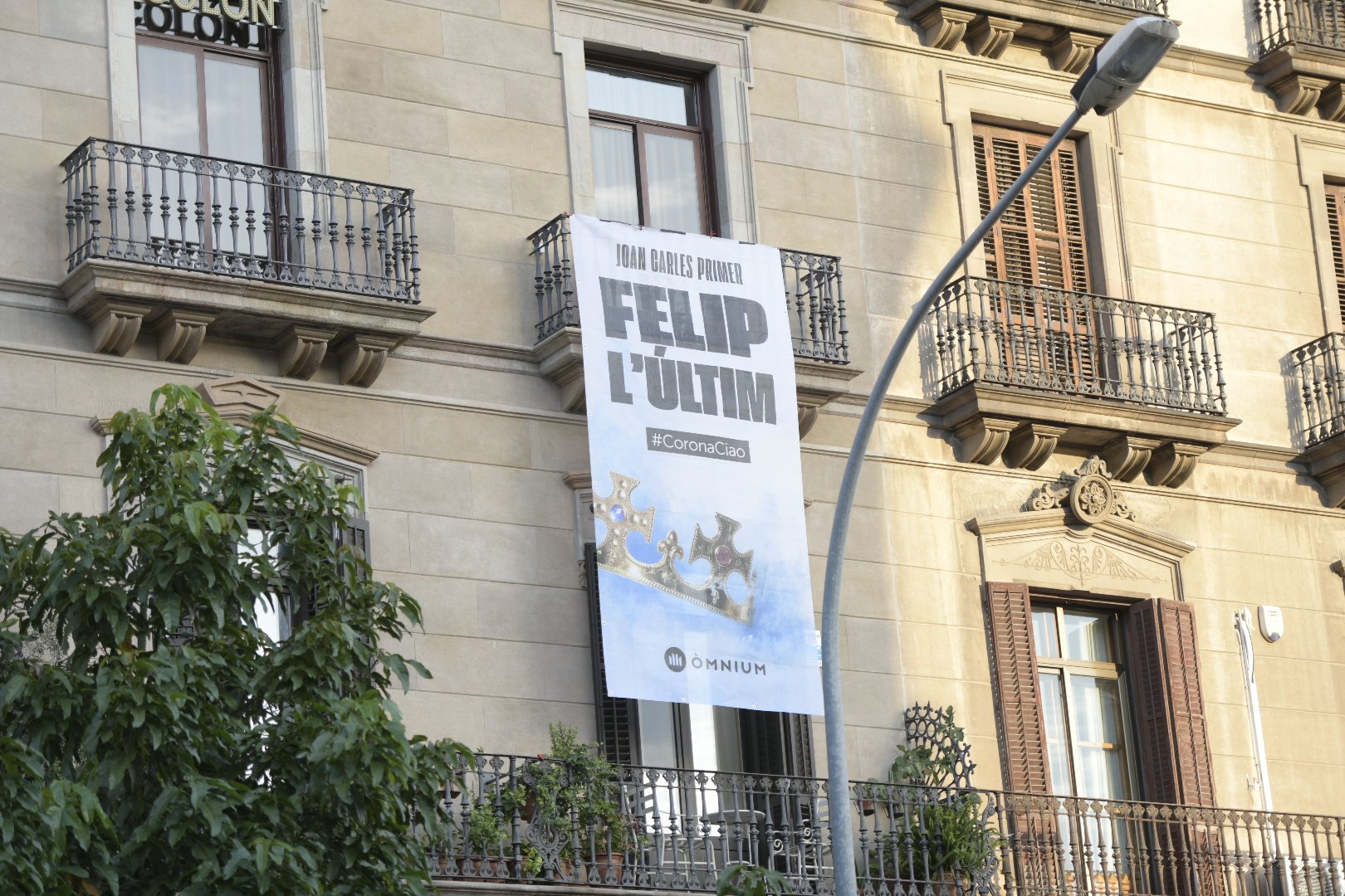 Els Mossos fan retirar la pancarta d'Òmnium "Felip, l'últim"