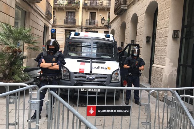 mossos protesta contra la visita del Rei - guillem ramos