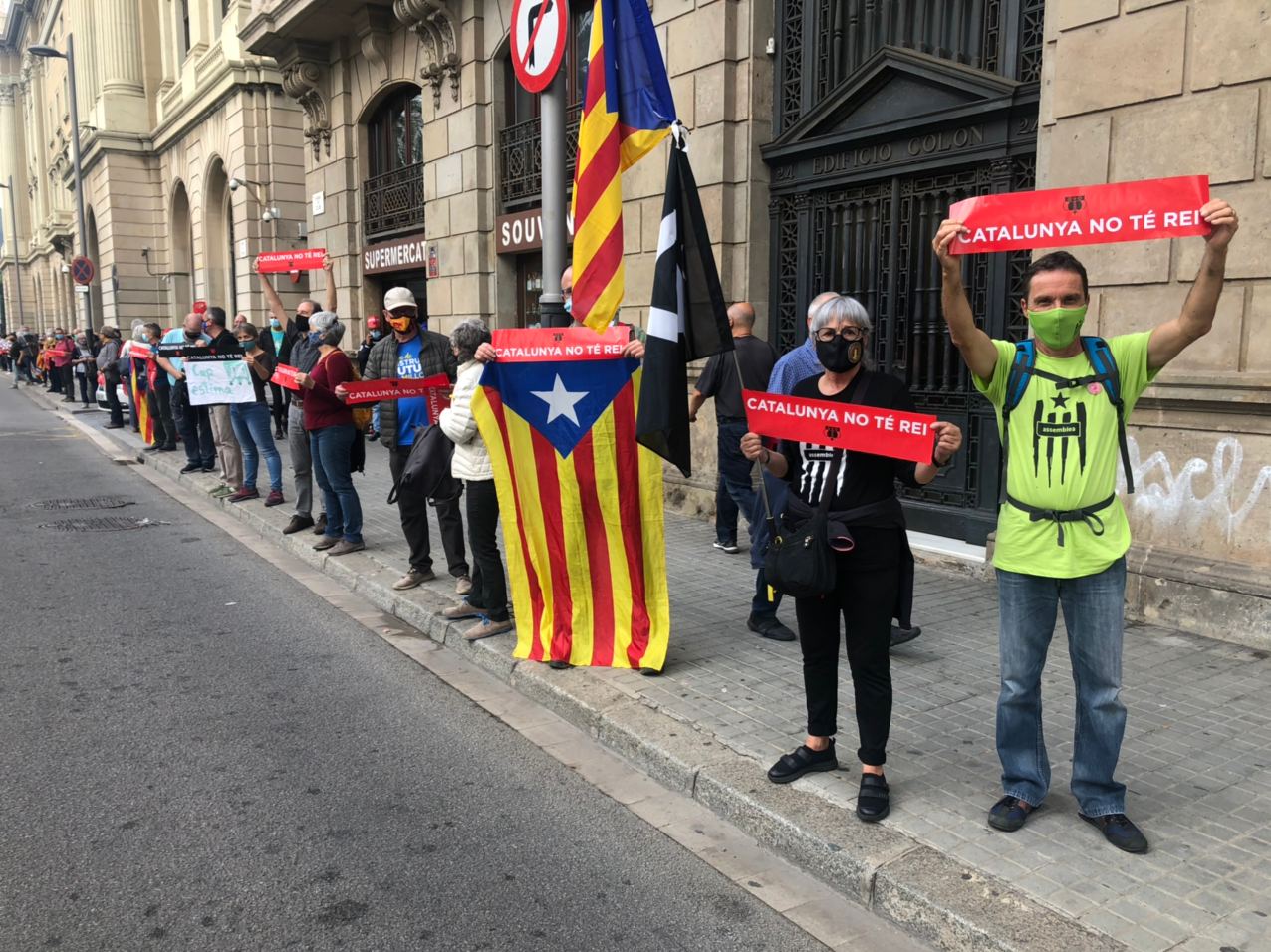 Una cadena humana independentista protesta contra Felipe VI en Barcelona