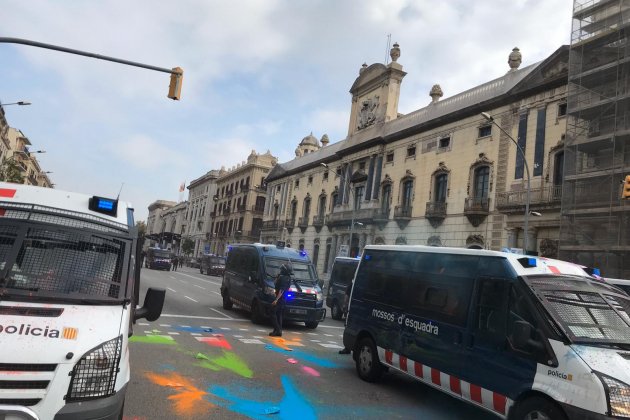 Ous pintura visita Rei estació de França   GUillem Ramos