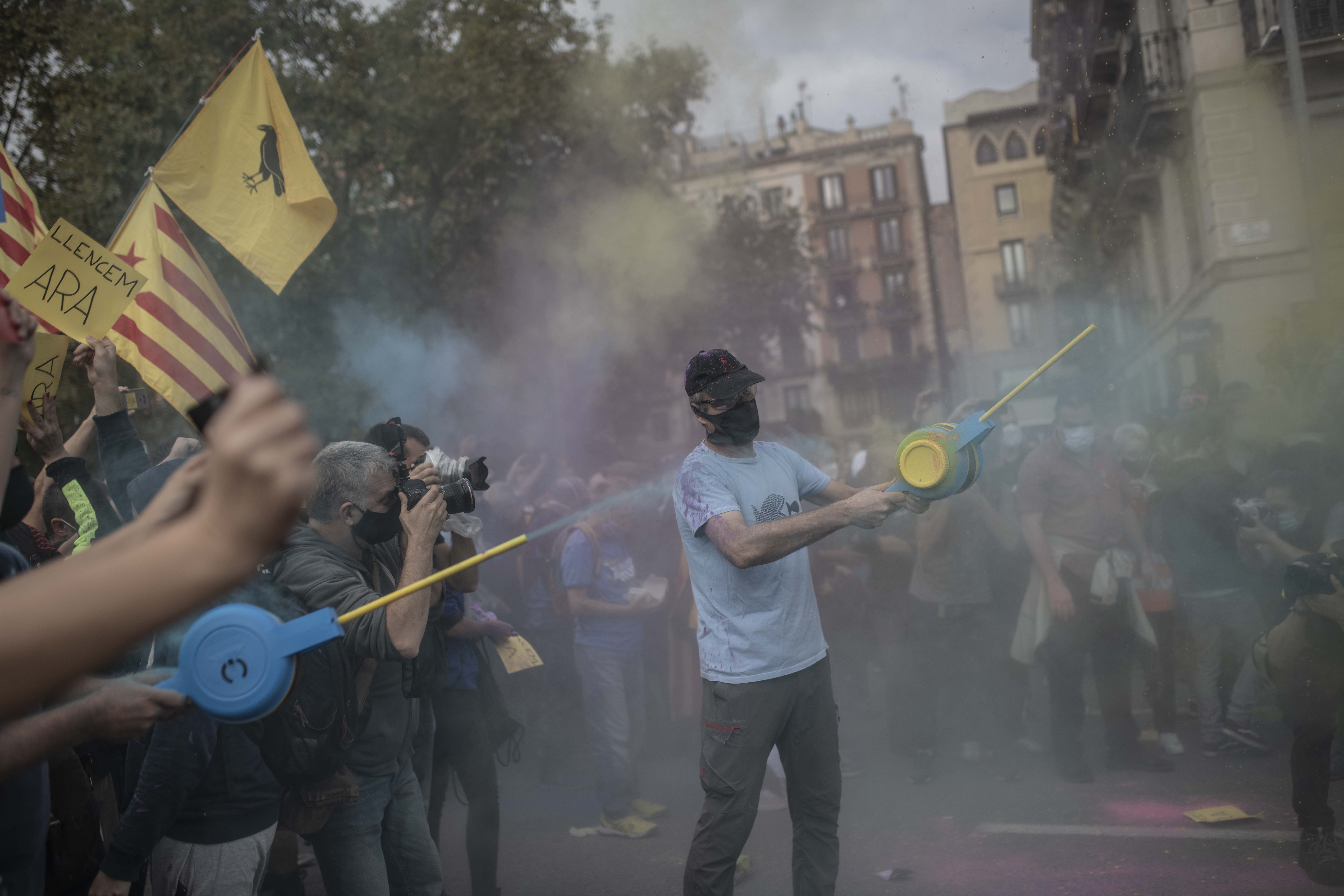 Els CDR planten cara a Felip VI: ous i festa 'holi'