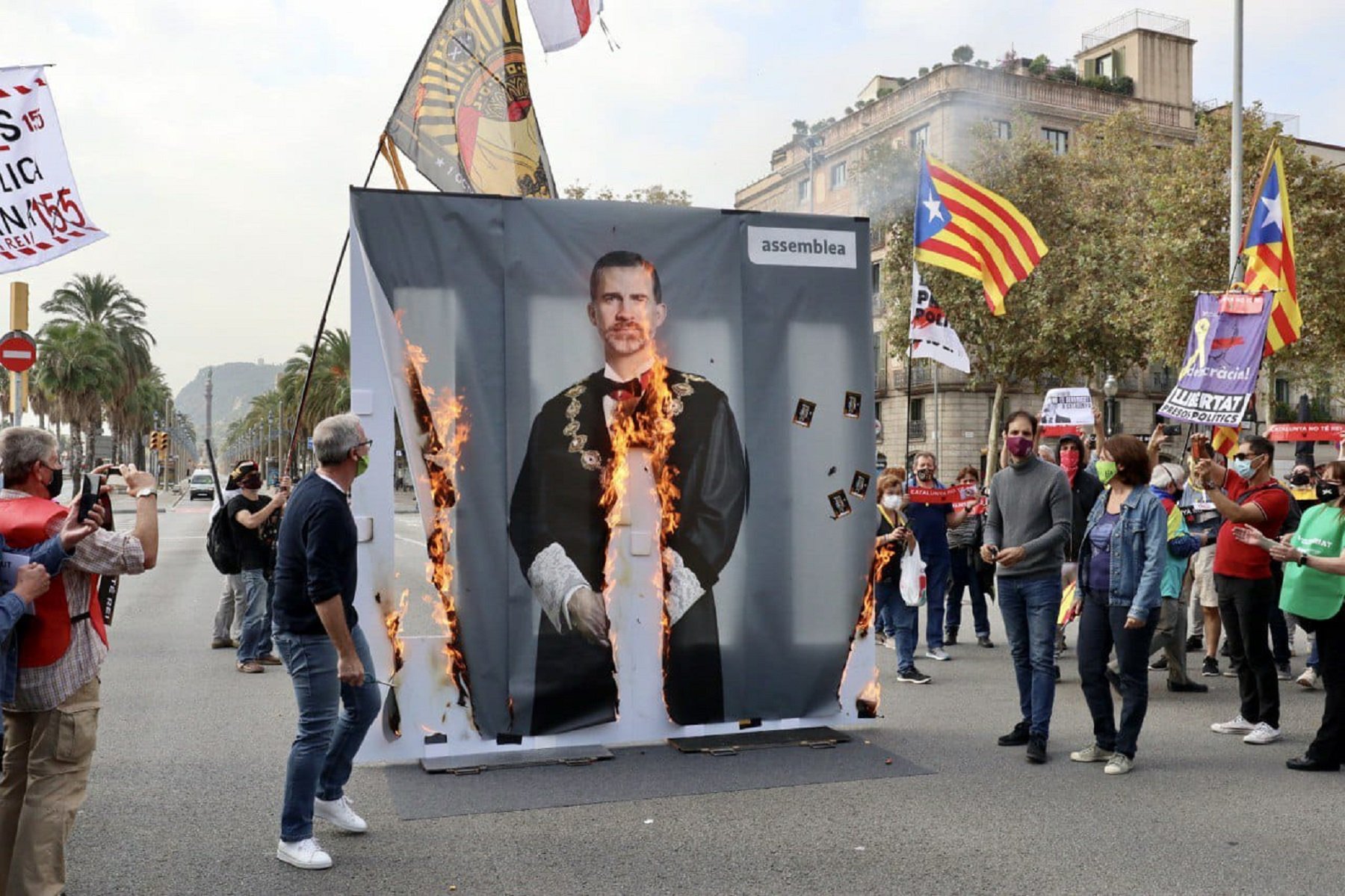 Felipe VI dispara el interés internacional por las protestas en Catalunya