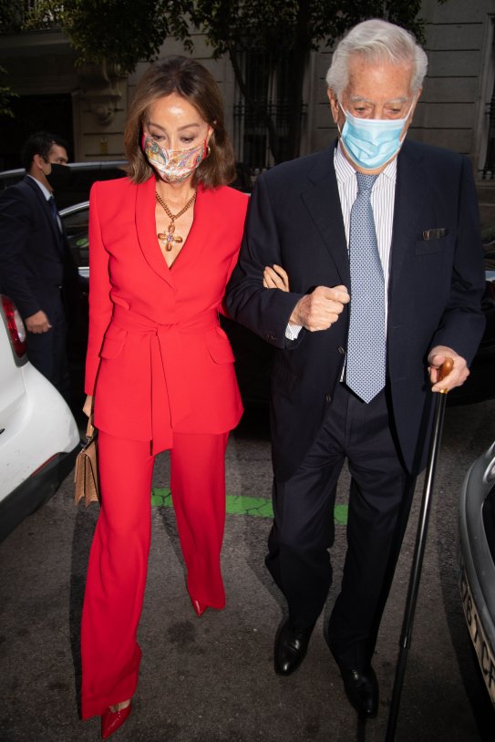 Isabel Preysler Copia A Letizia El Mismo Traje Rojo Espana Y Cirujano Plastico