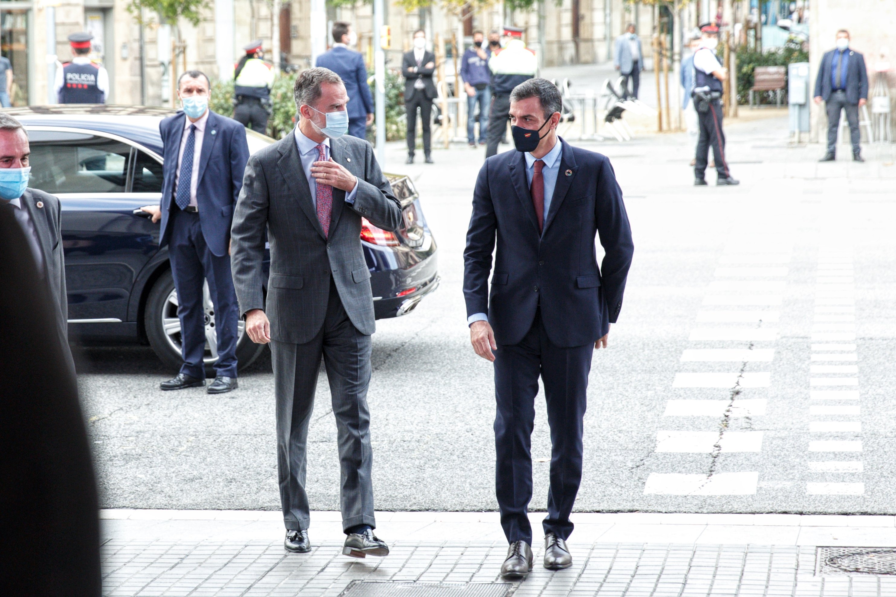 Felipe VI calls for "image of unity" in Barcelona, locked down against protests
