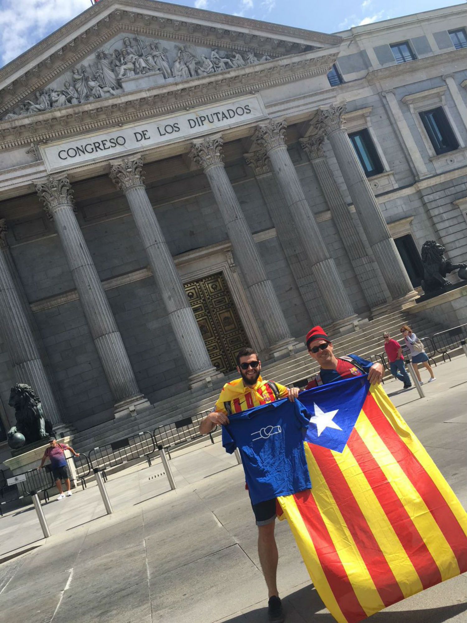 La red, entre dos aguas: estelades y banderas españolas