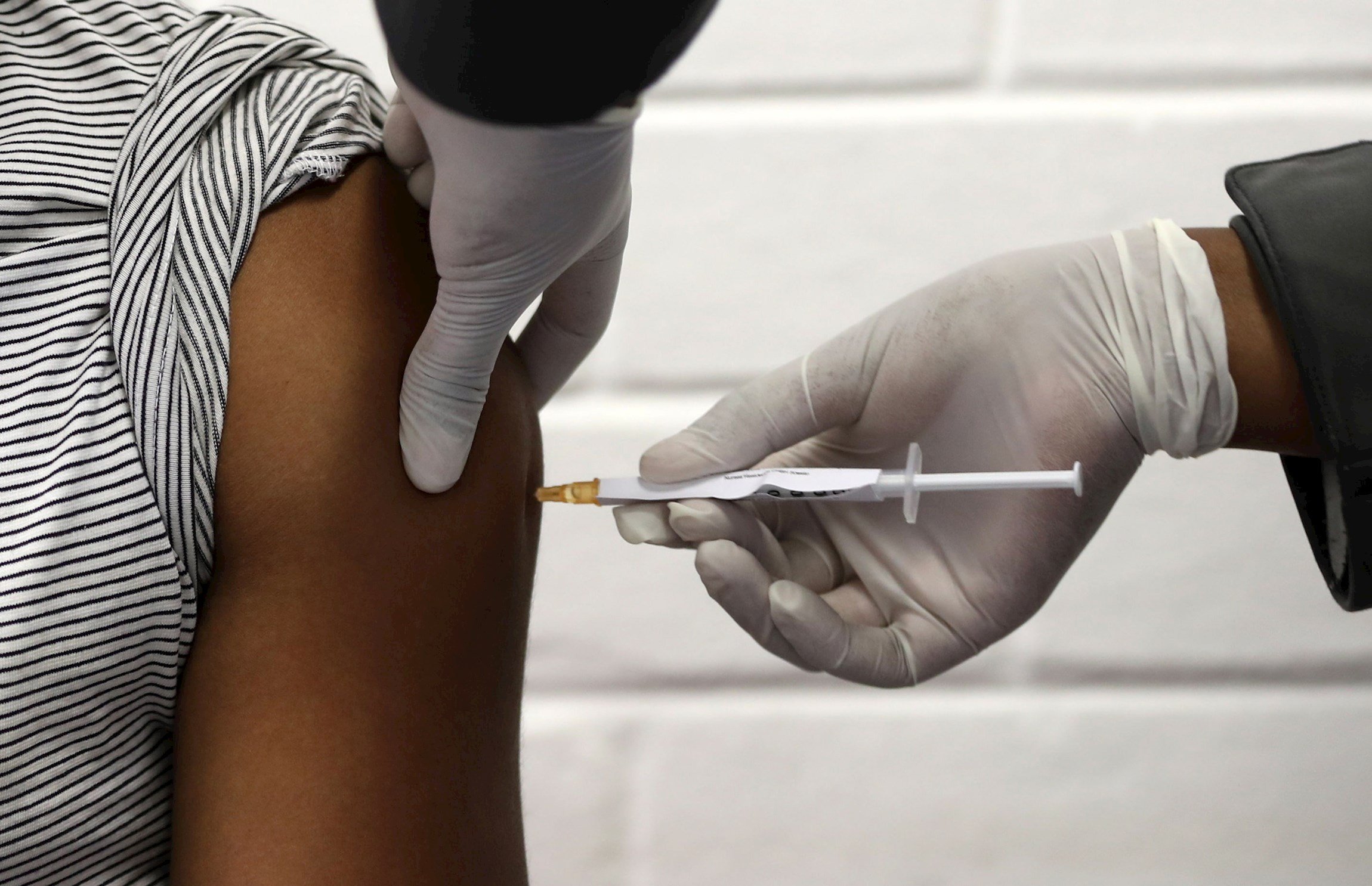 La vacuna de Oxford muestra resultados "alentadores" en adultos