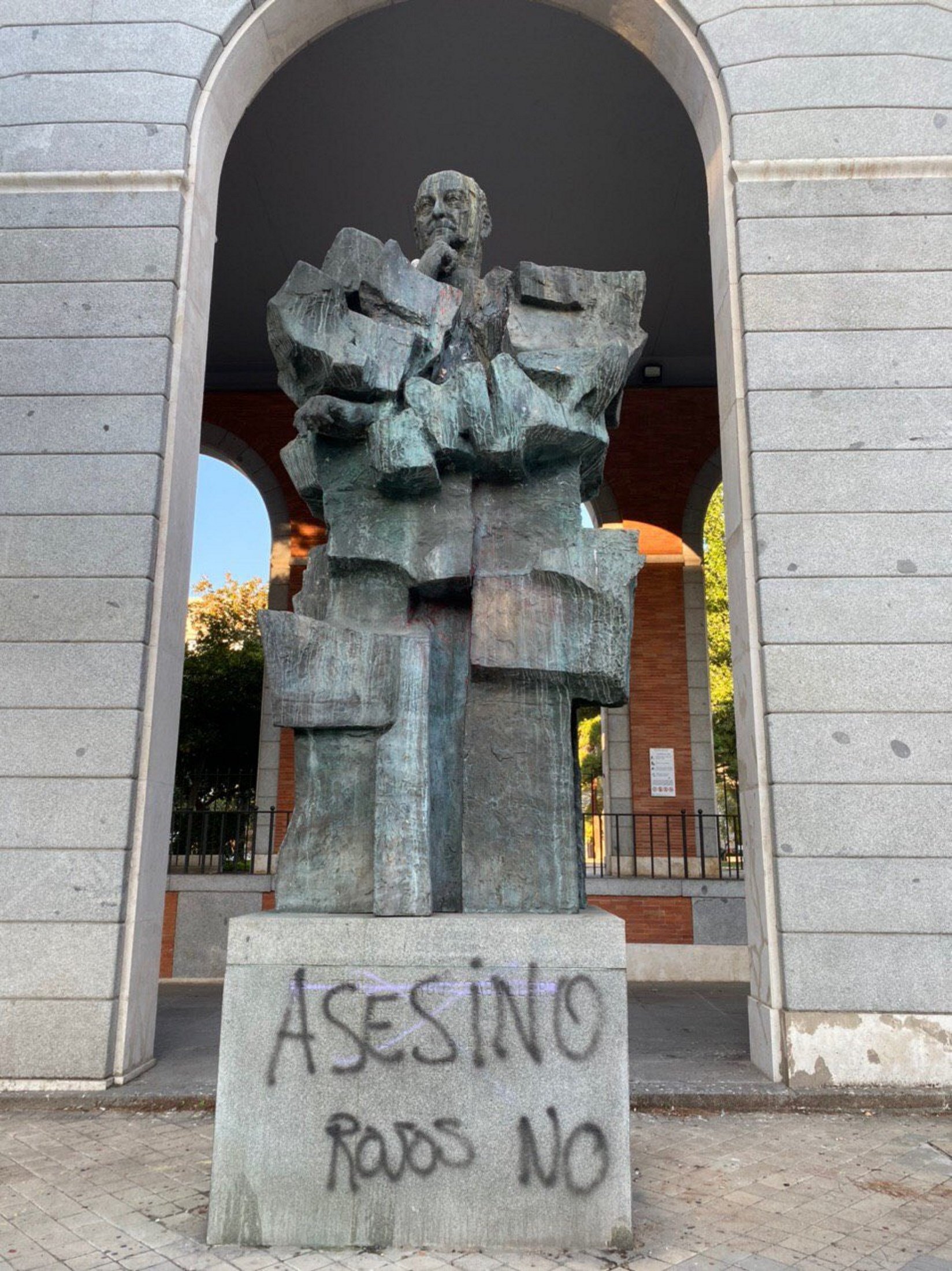 El cainismo político español llega a las estatuas (y a las redes)