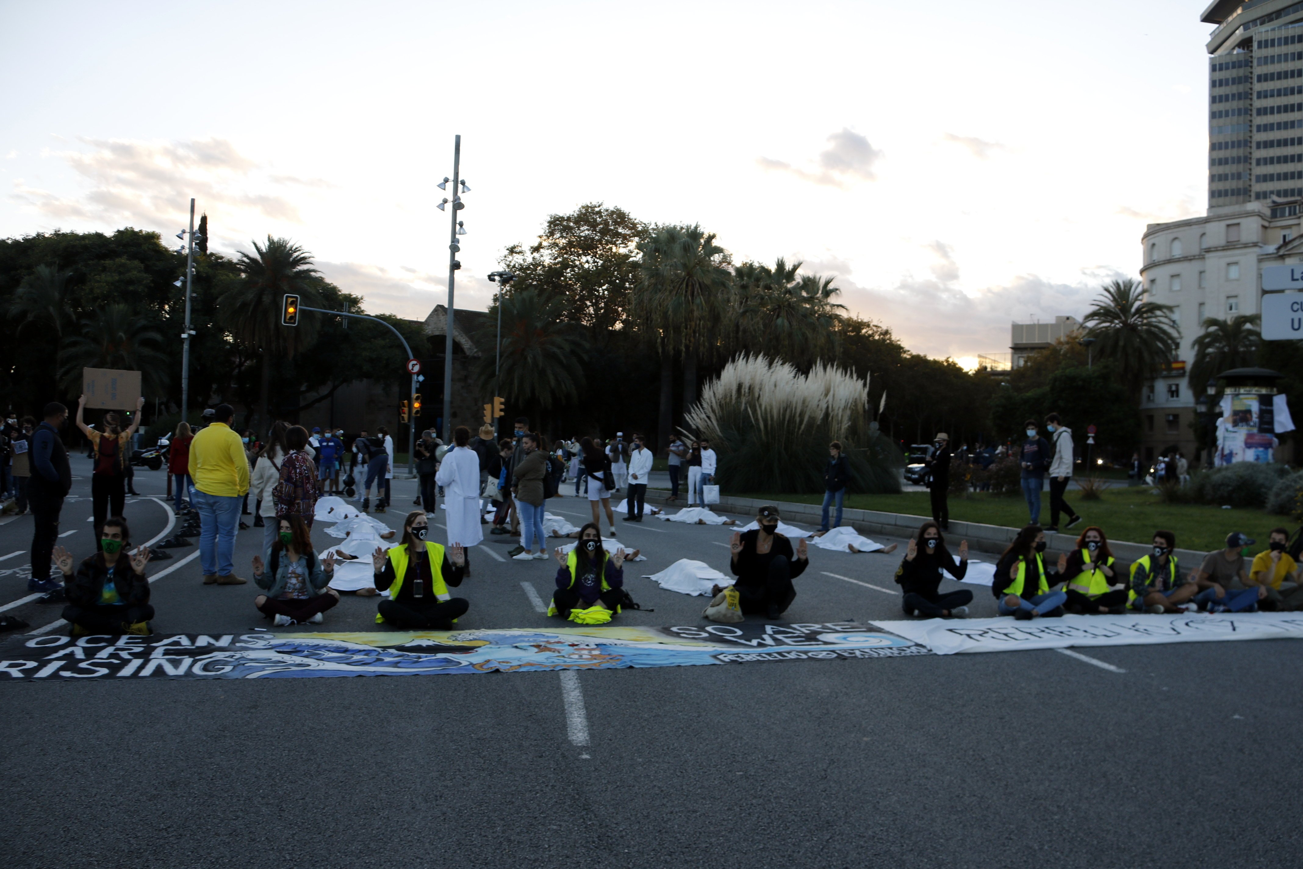 Tallen el Passeig Colón per reclamar polítiques per reduir les emissions de CO2