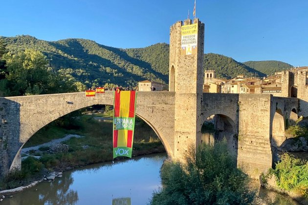 Vox bandera espanyola 12 O Pont Besalú   ACN