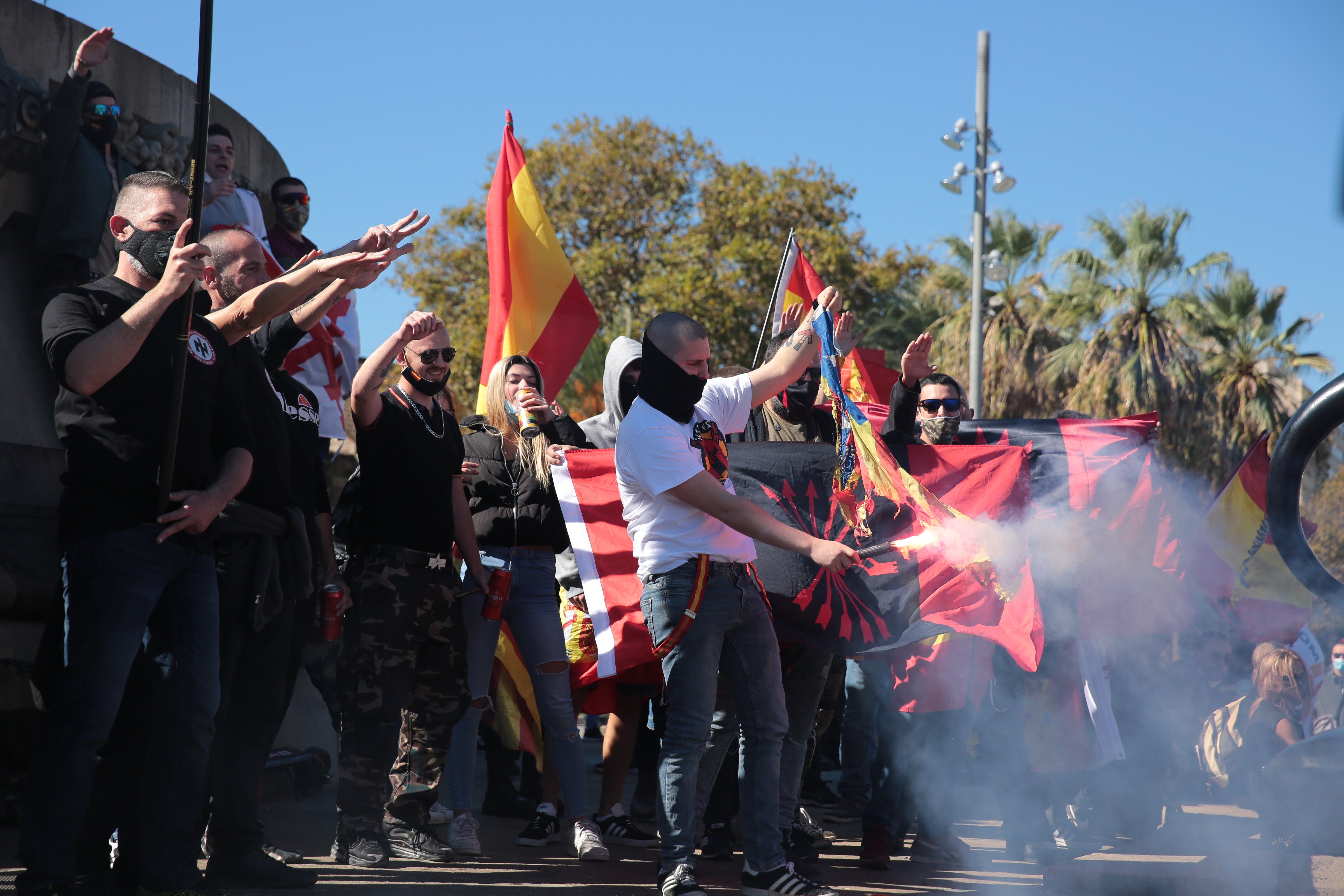 Ultras queman esteladas y fotos de Puigdemont en Colón