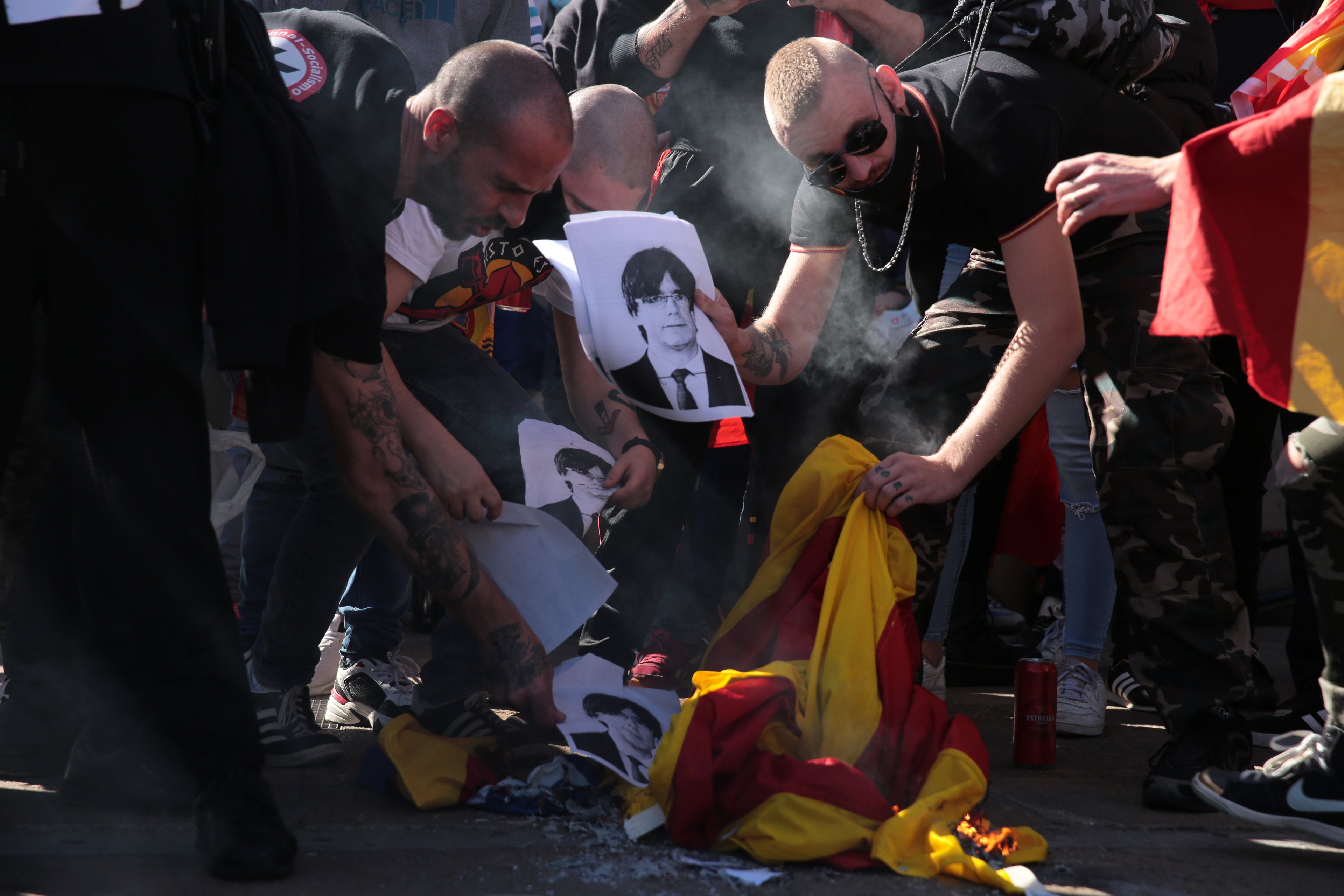 Puigdemont, rotund, als nazis de Colom: "Mentre cremeu fotos, no cremeu llibres"