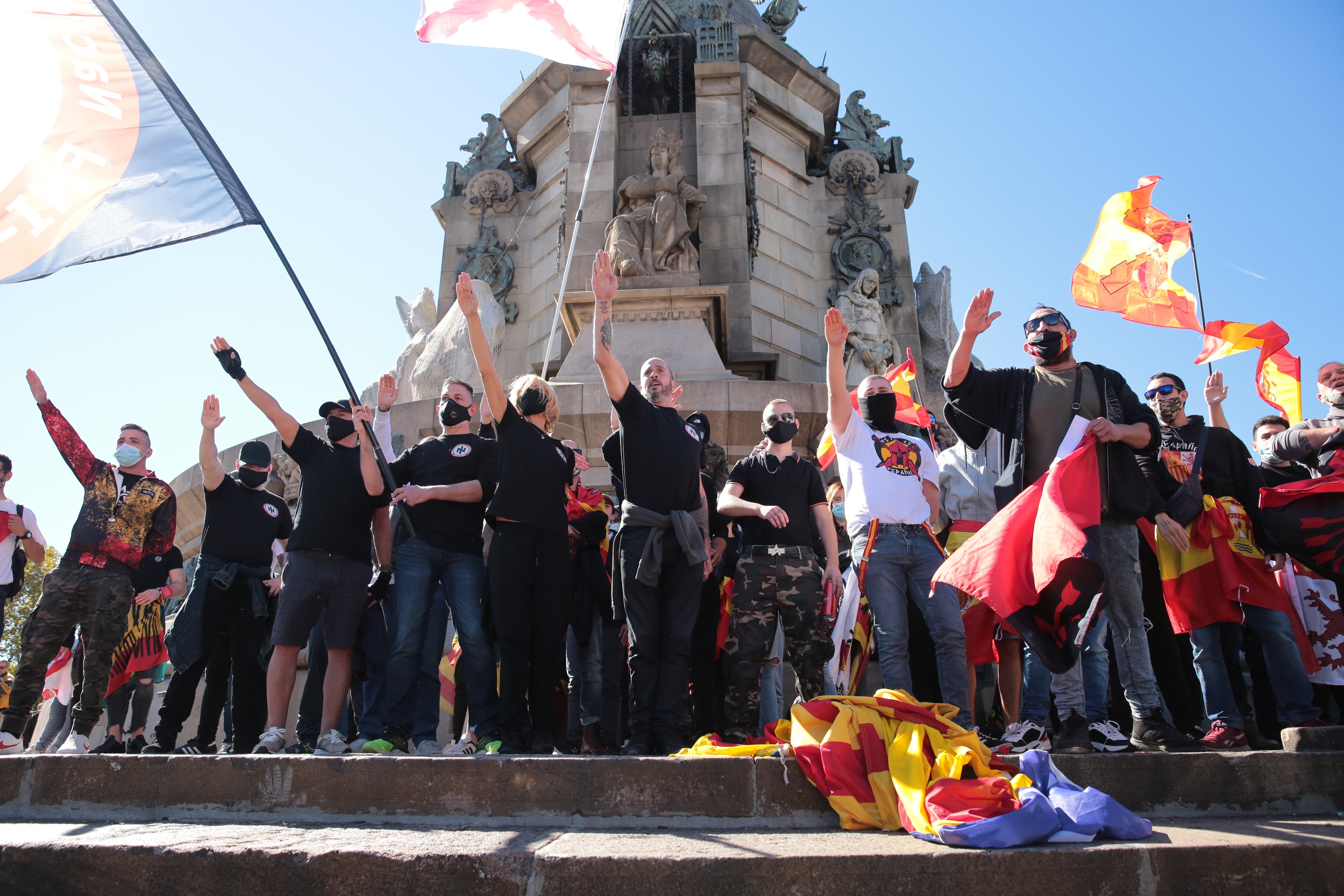 Barcelona denuncia en la Fiscalía la exhibición de símbolos fascistas en el 12-O