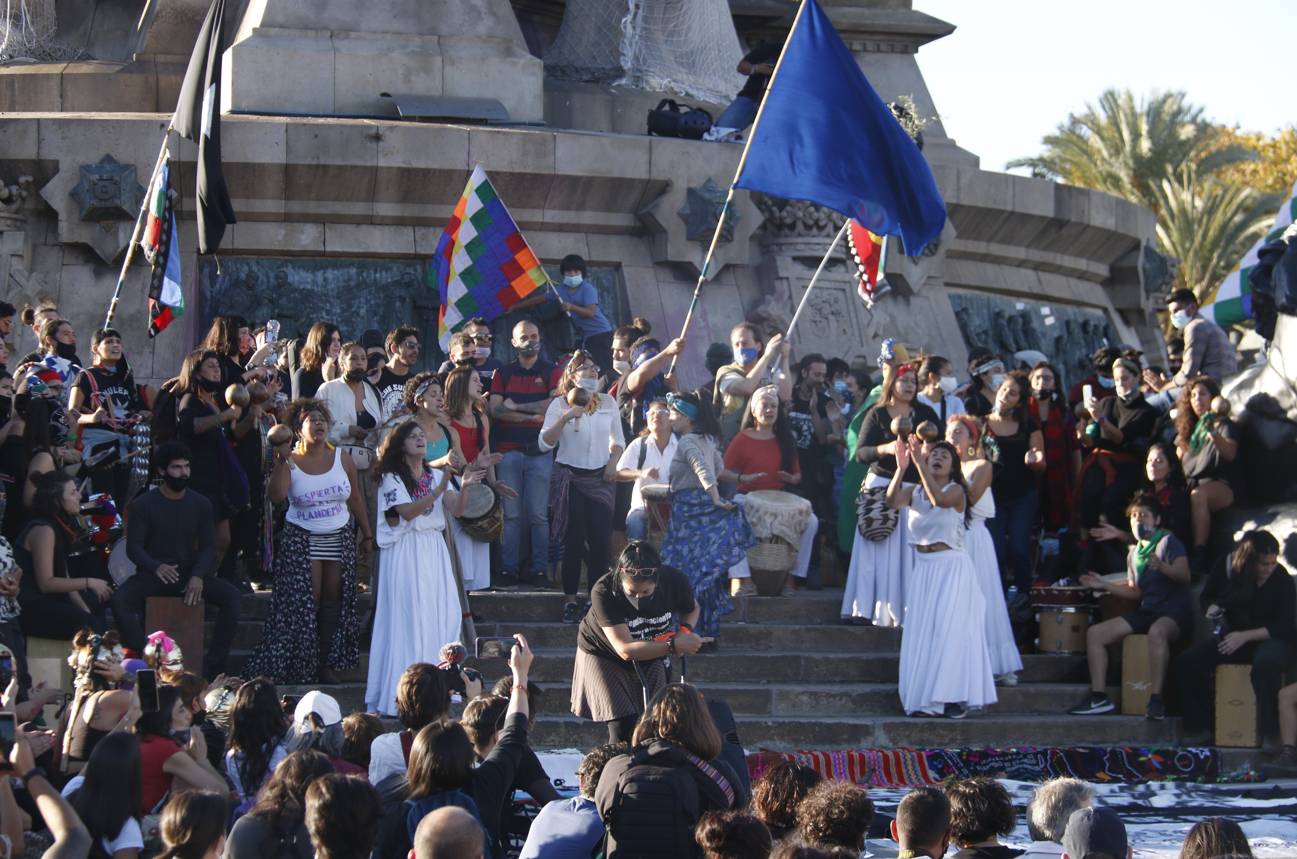 Centenars de persones protesten contra el colonialisme i el seu llegat a Colom