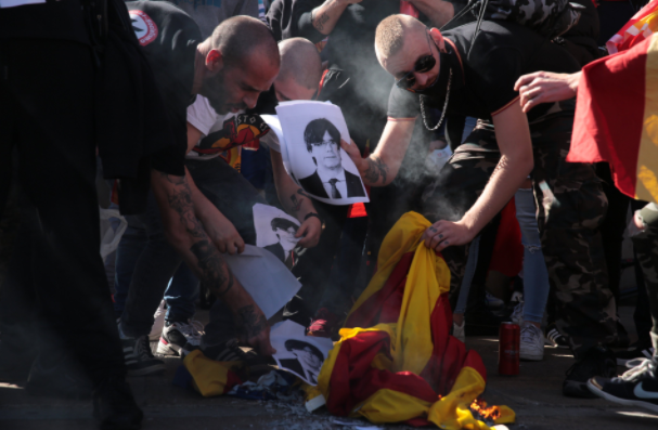 ultres colom cremen foto puigdemont