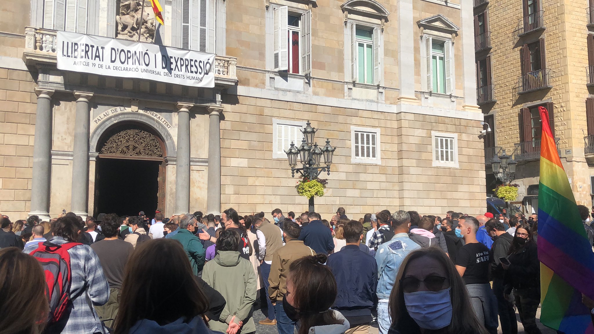 El sector de la restauració protesta a plaça Sant Jaume contra el tancament