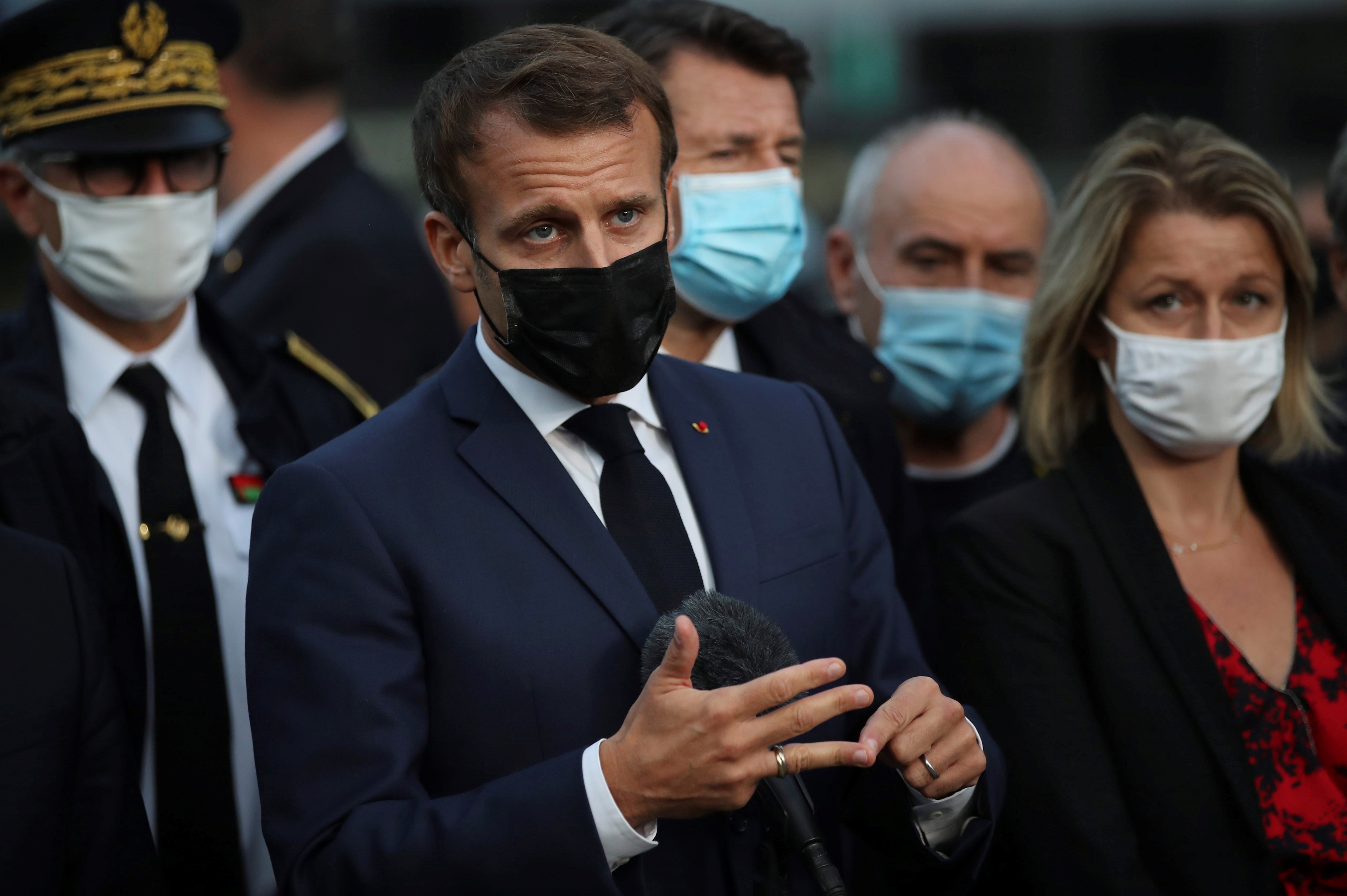 Macron decreta el toque de queda en París y en las principales urbes francesas