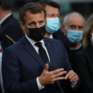 Macron decreta el toc de queda a París i a les principals urbs franceses