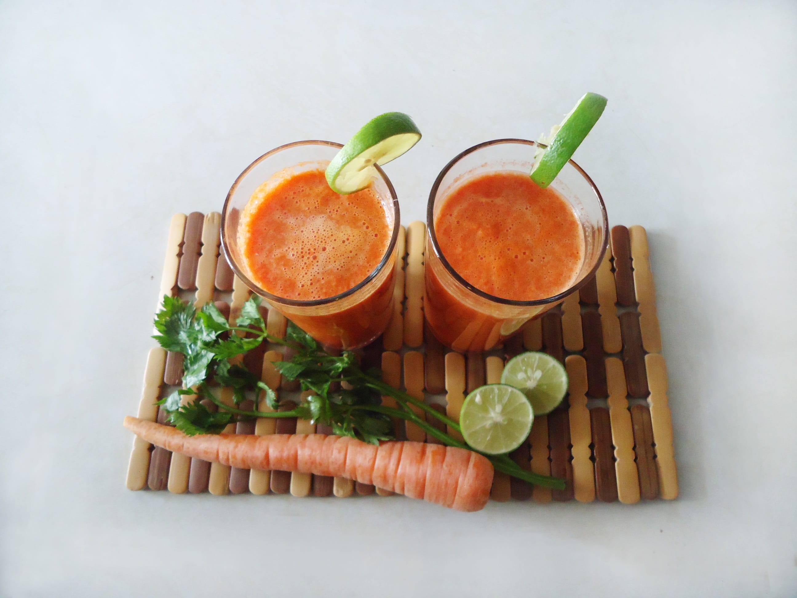Dos vasos de suc de pastanaga