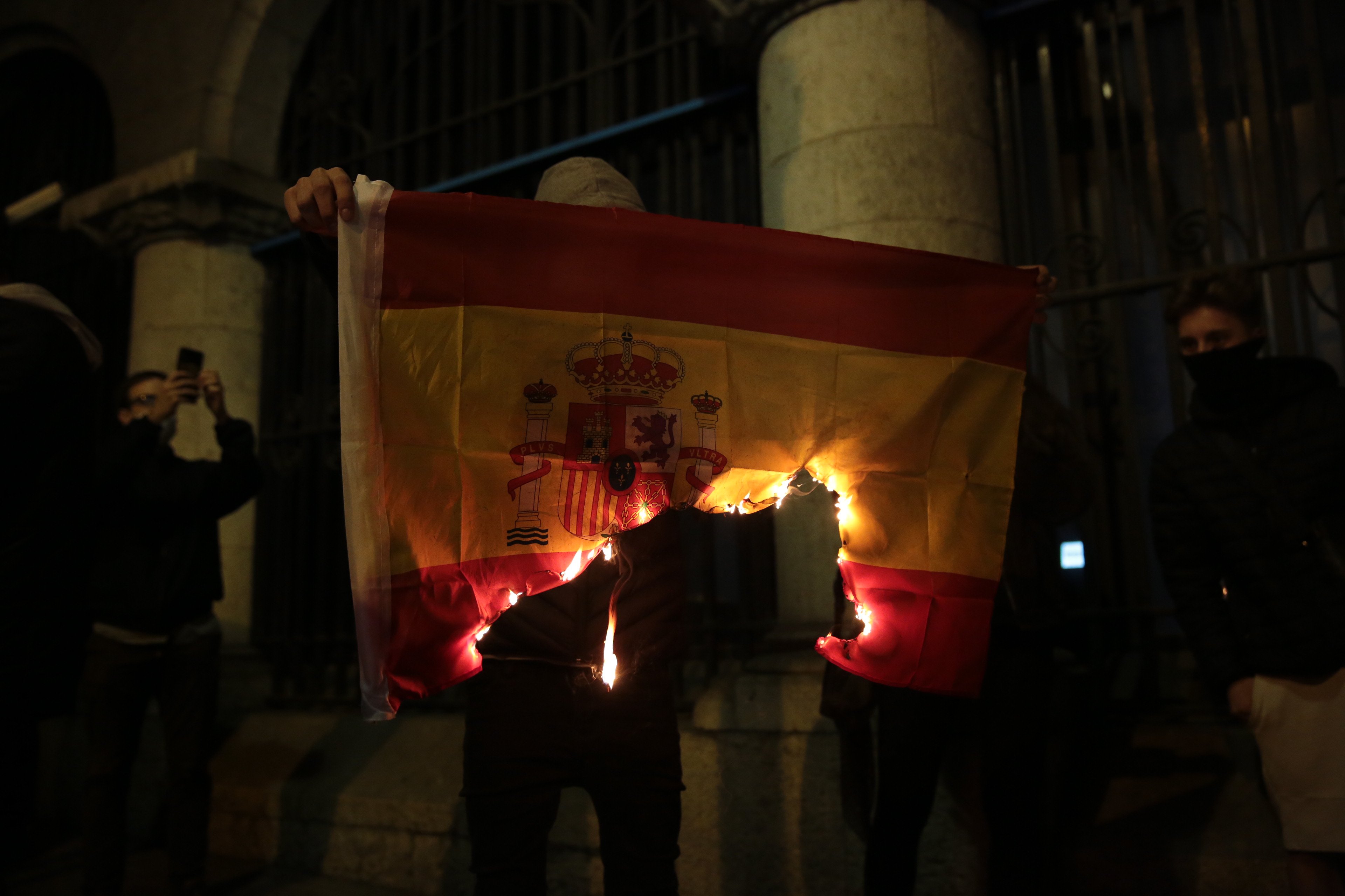 España debate si hacer caso de Europa y no multar a los que quemen la bandera