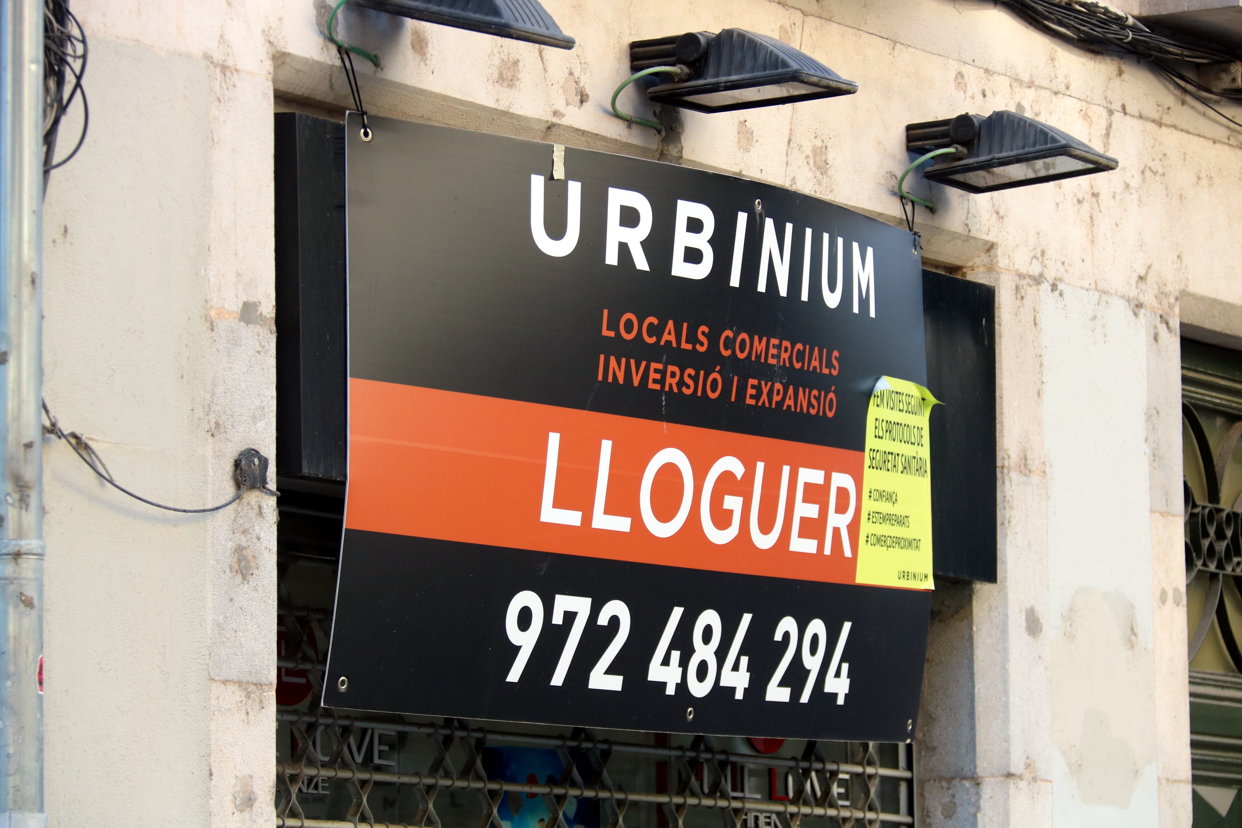 Pla detall d'un cartell de lloguer a la Rambla de Girona. Foto: ACN