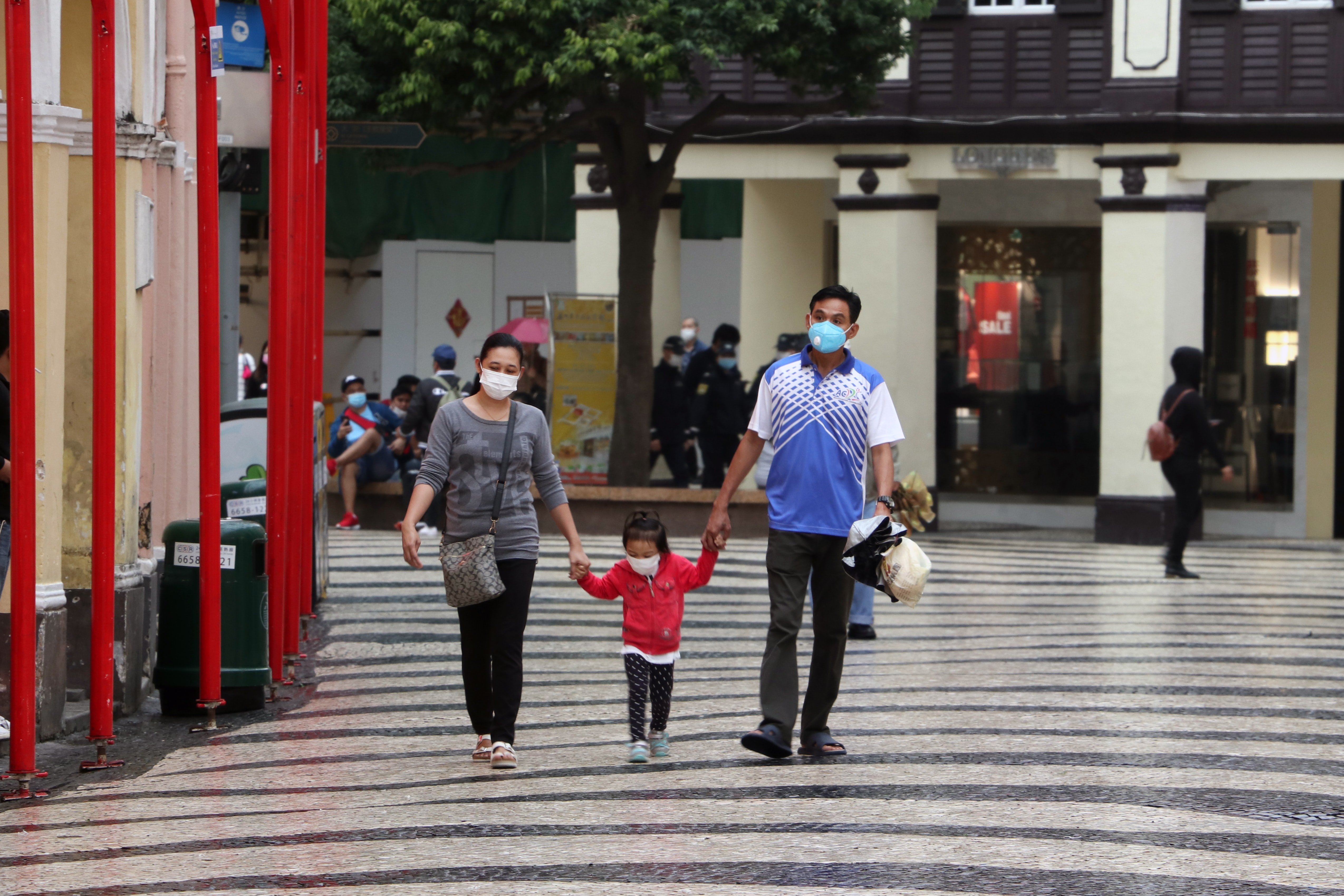 Familia con mascarillas