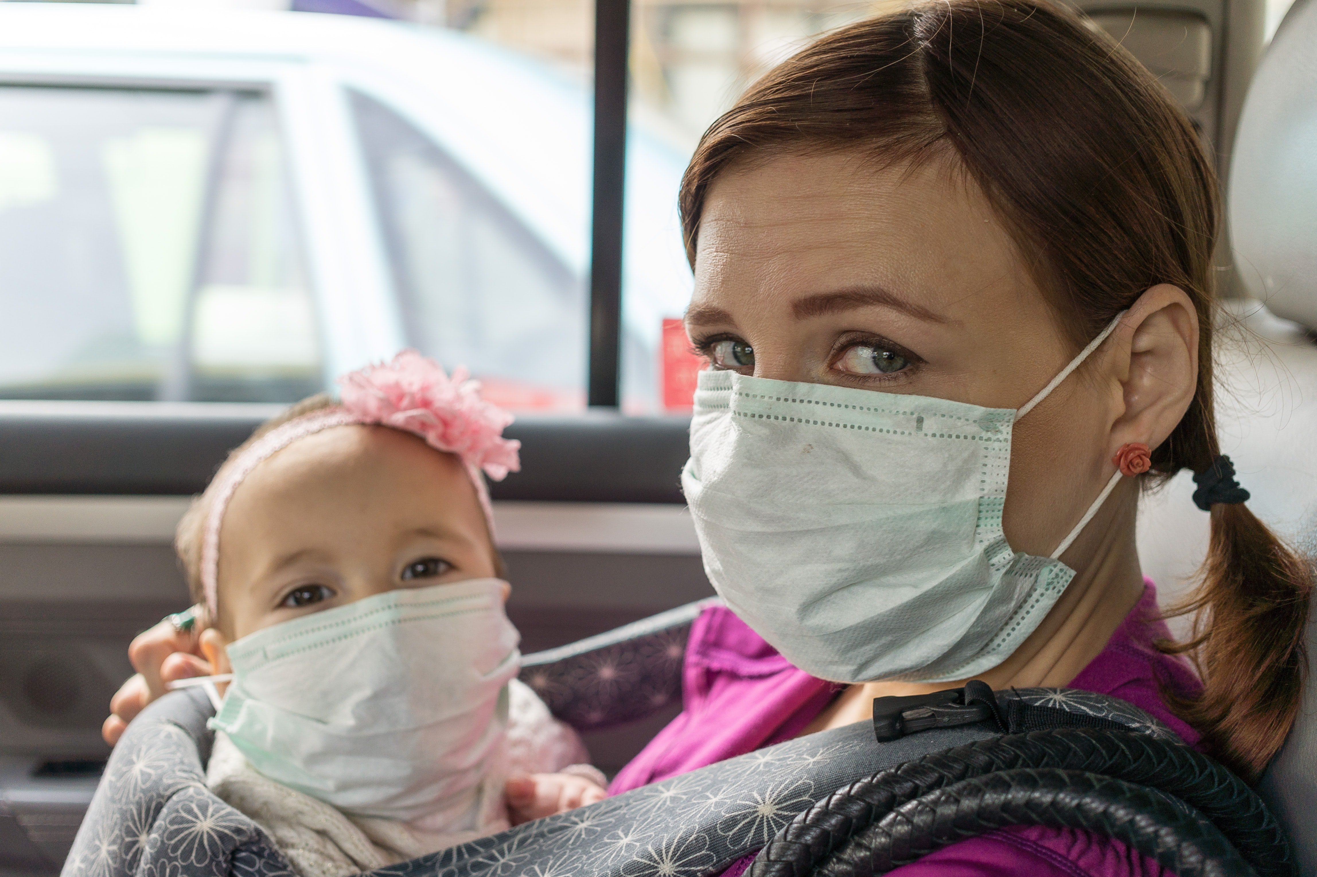 Madre e hija mascarilla