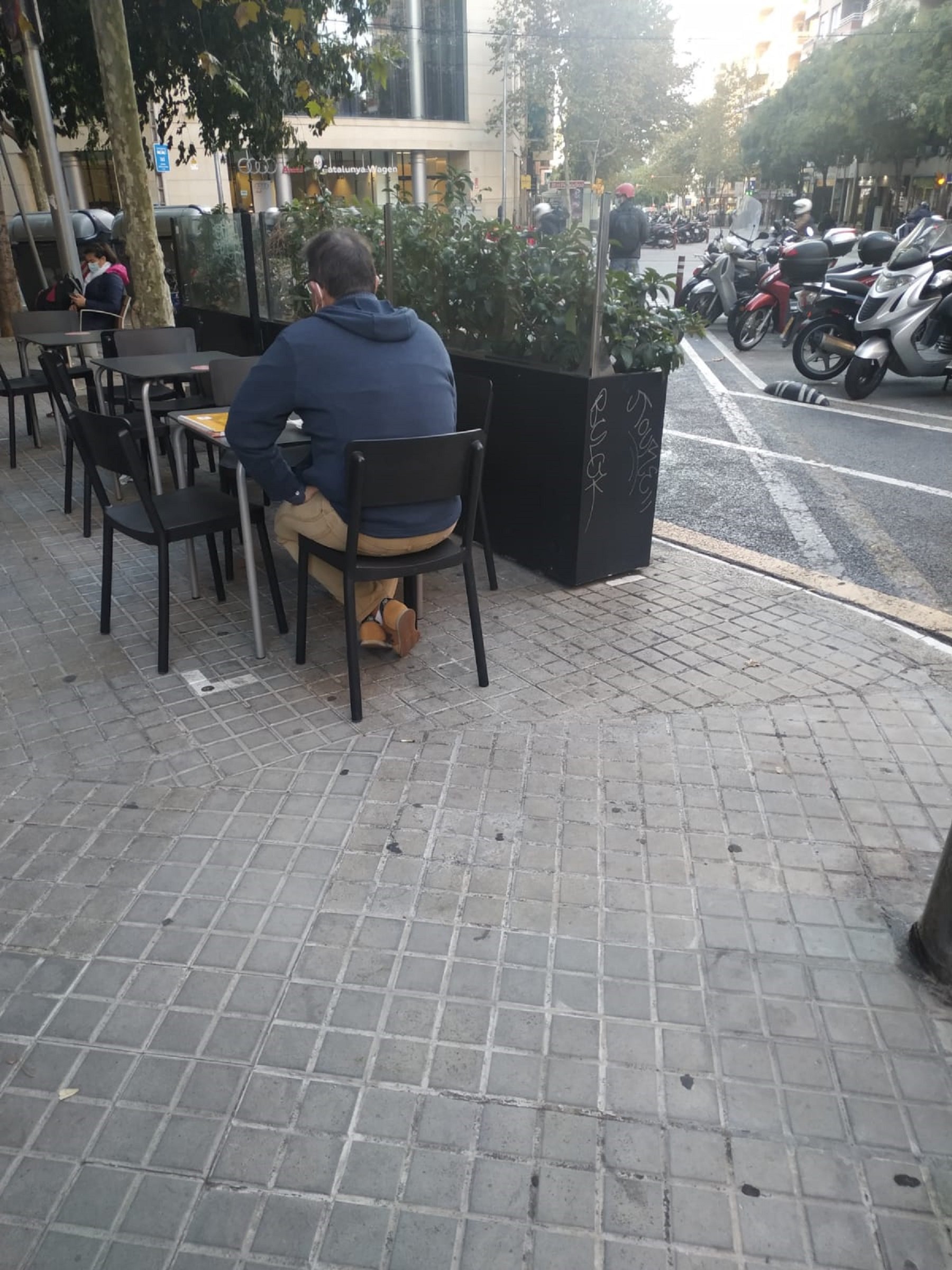 Bares y cafeterías abiertos a pesar de la orden de cierre