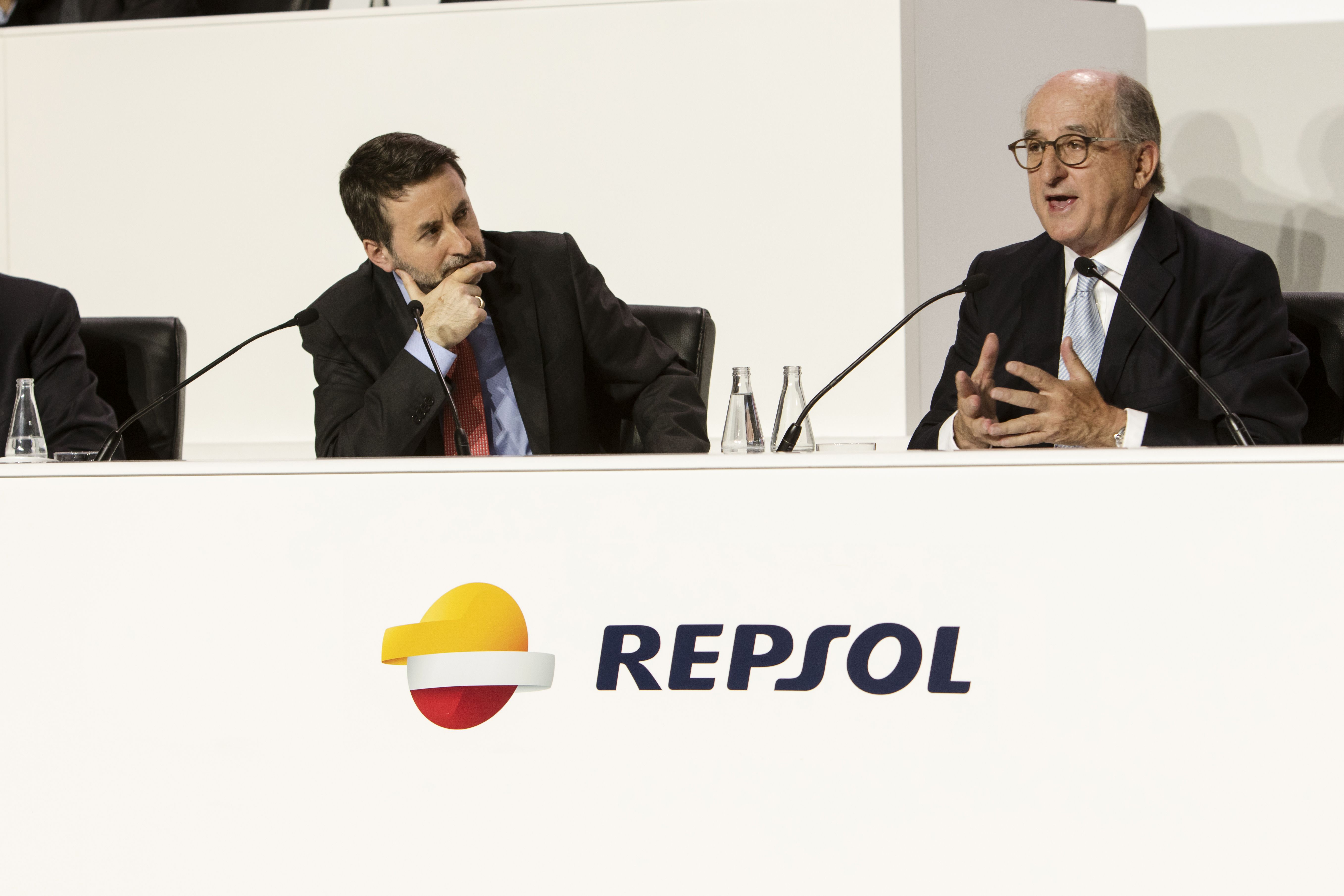 Repsol gana 1.120 millones (un 35% más) y recorta la previsión de inversiones