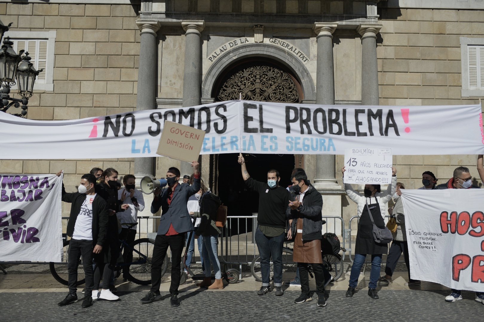 Protesta a la plaça de Sant Jaume pel tancament de restaurants i bars