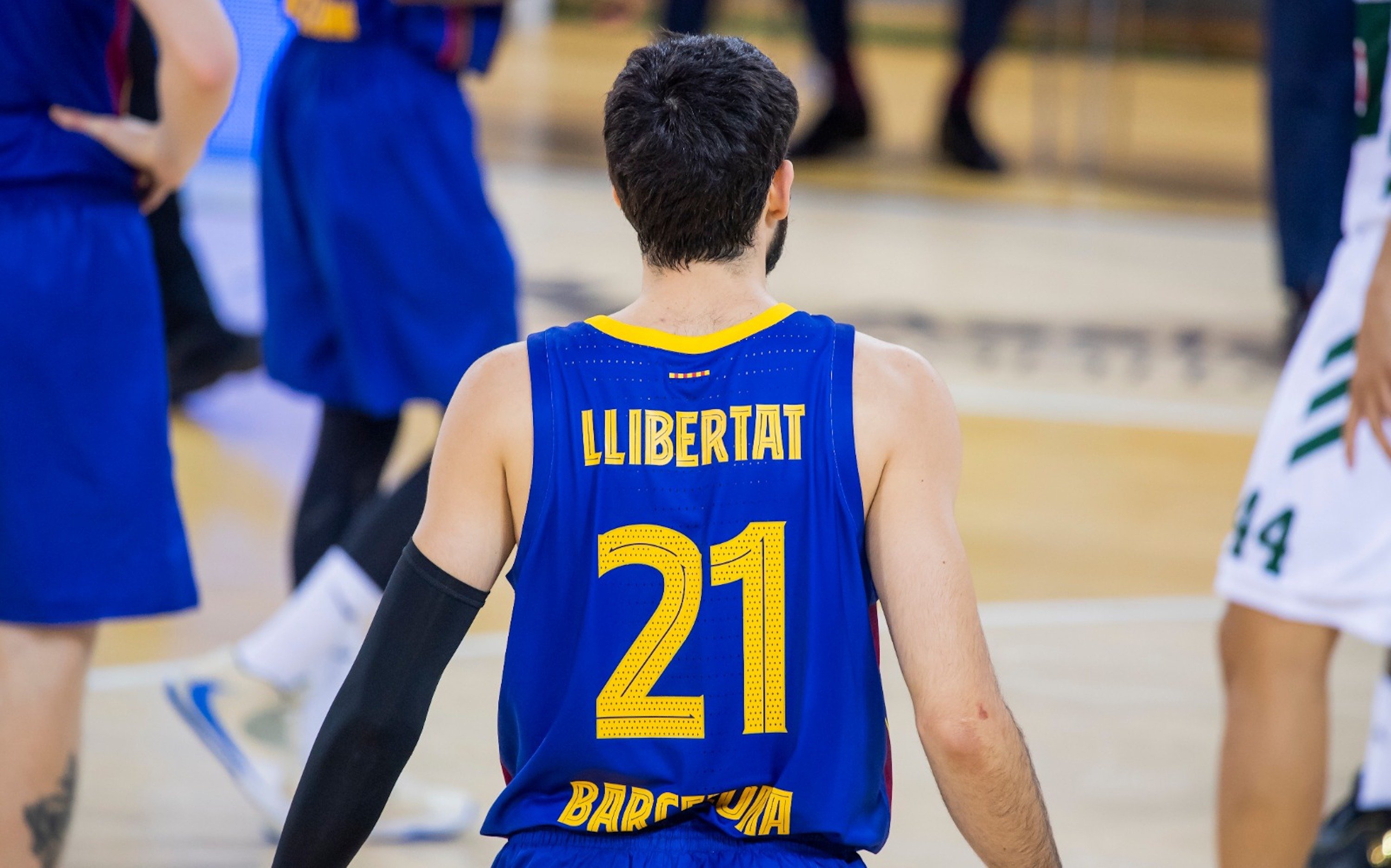 Los jugadores del Barça de baloncesto lucen la palabra llibertat por este motivo