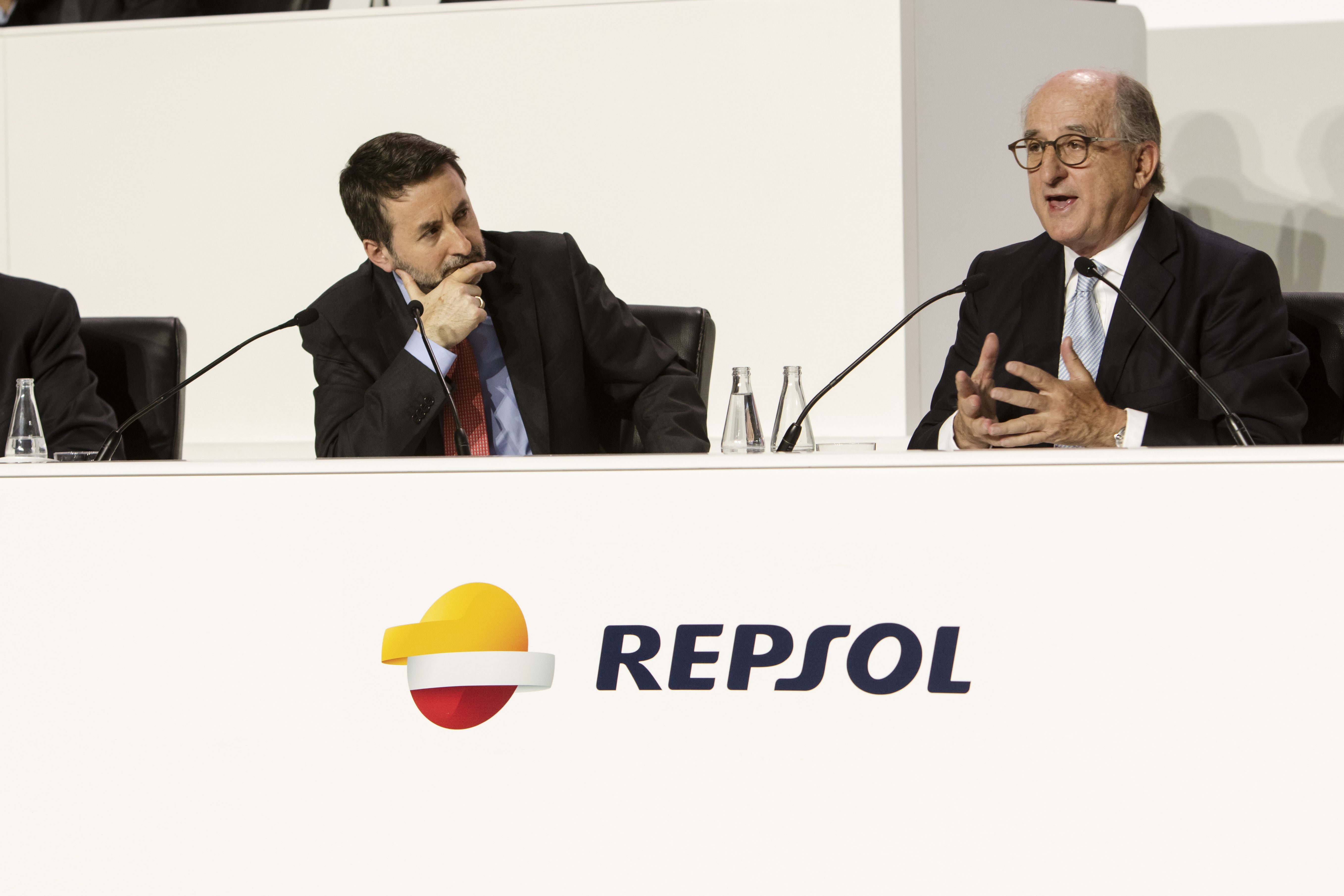 Repsol guanya 1.736 milions i bat previsions