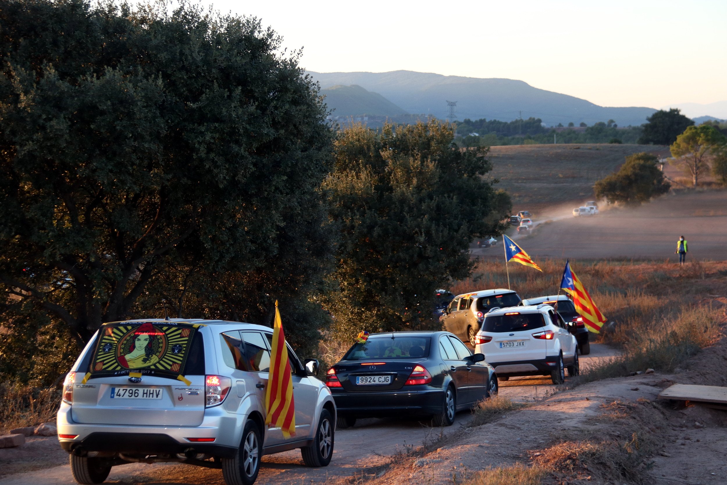 Más de mil coches denuncian los 3 años de los Jordis en la prisión de Lledoners