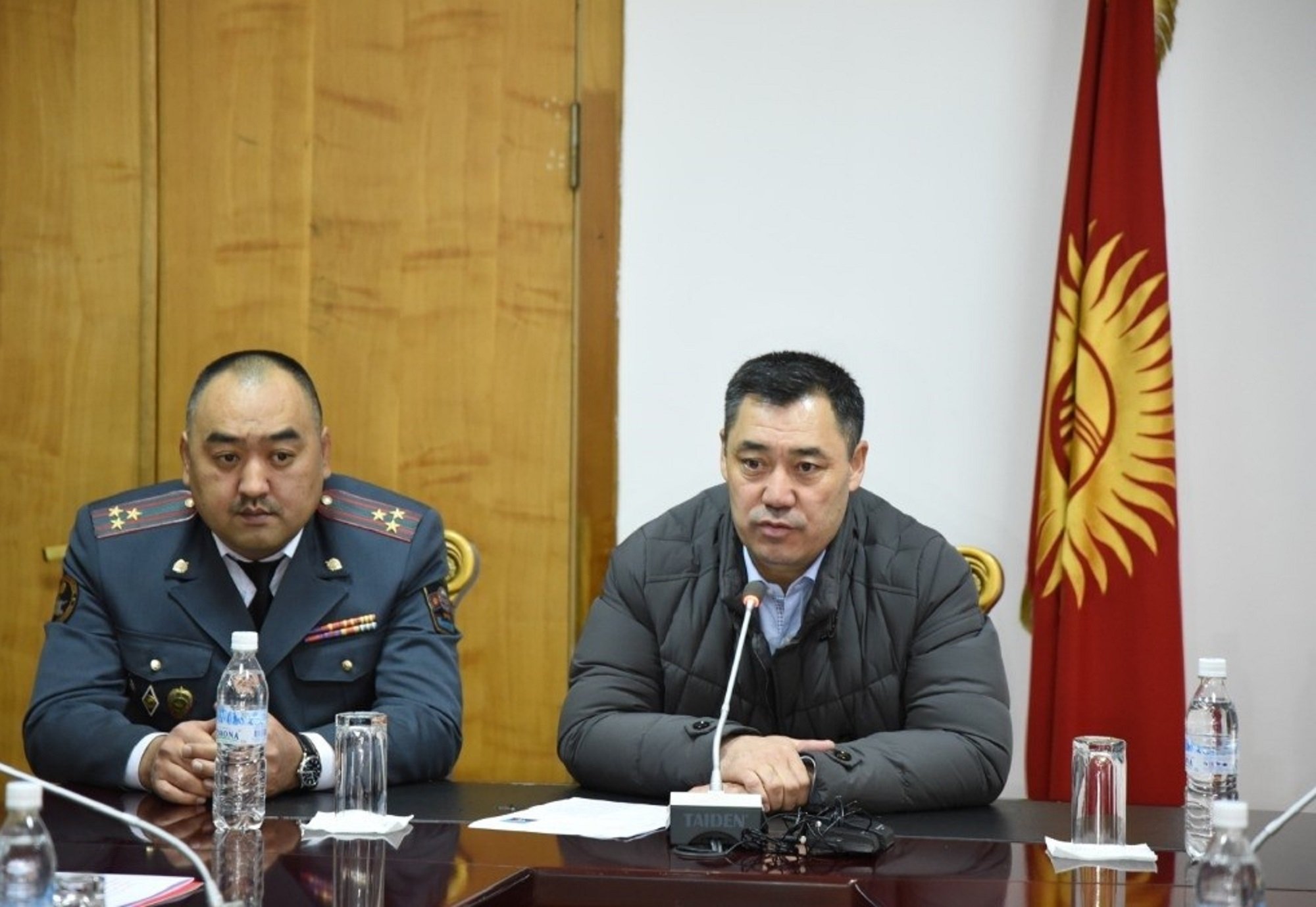 Una revuelta libera al líder opositor para hacerlo presidente de Kirguistán