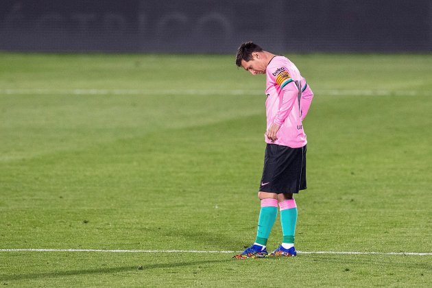 Leo Messi triste mira tierra Barca Getafe EFE