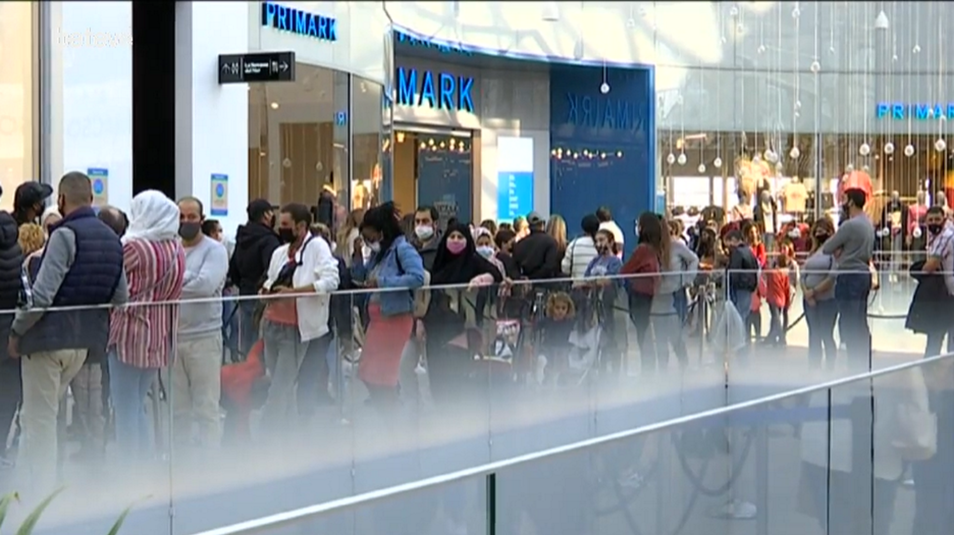 Los centros comerciales de Barcelona, llenos a tope y con colas de más de 1 hora