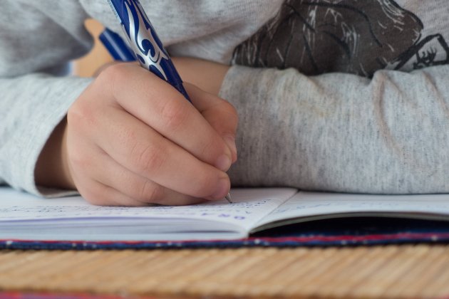 Niño escribiendo a mano