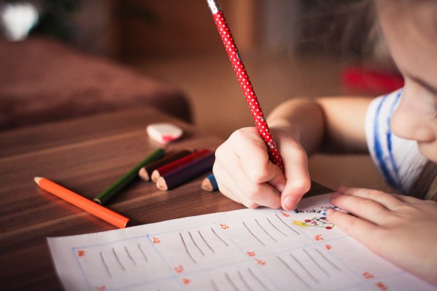 Niña escribiendo