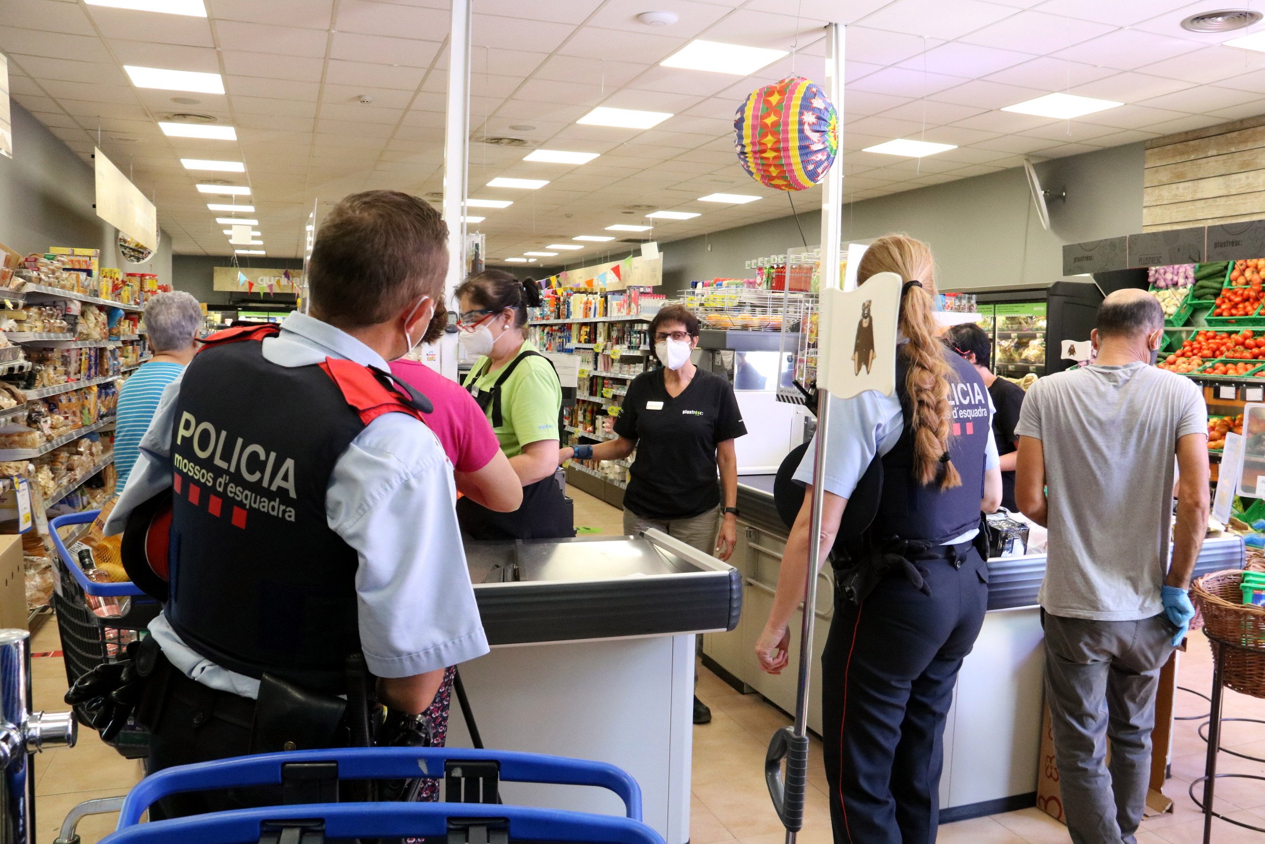 Noves restriccions: els supermercats de 24 hores tancaran a les deu de la nit
