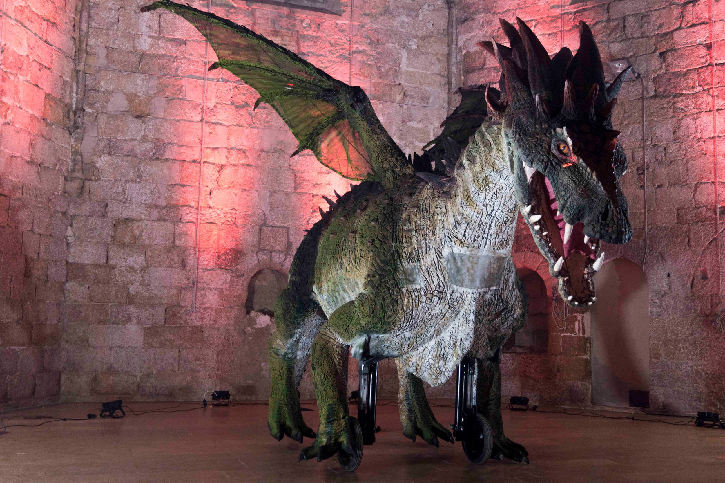 Un dels dracs de Sant Jordi més grans de Catalunya 'descansa' a Montblanc