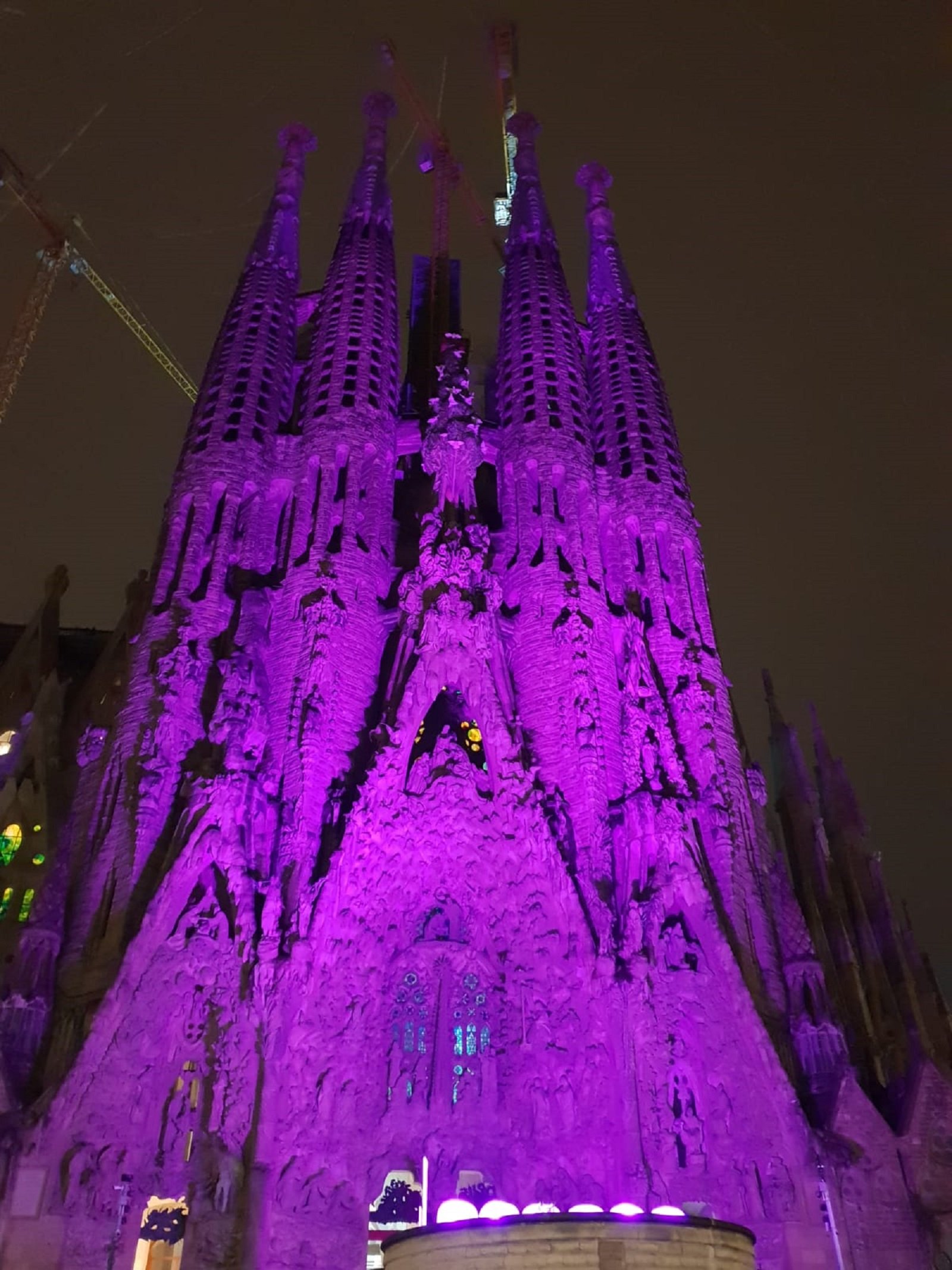 Barcelona s'il·lumina de rosa contra el càncer de mama